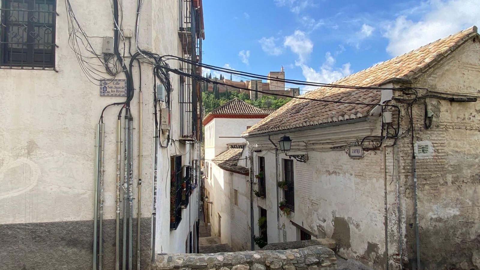 Los cables tapan las vistas al Albaicín desde San Juan de los Reyes.