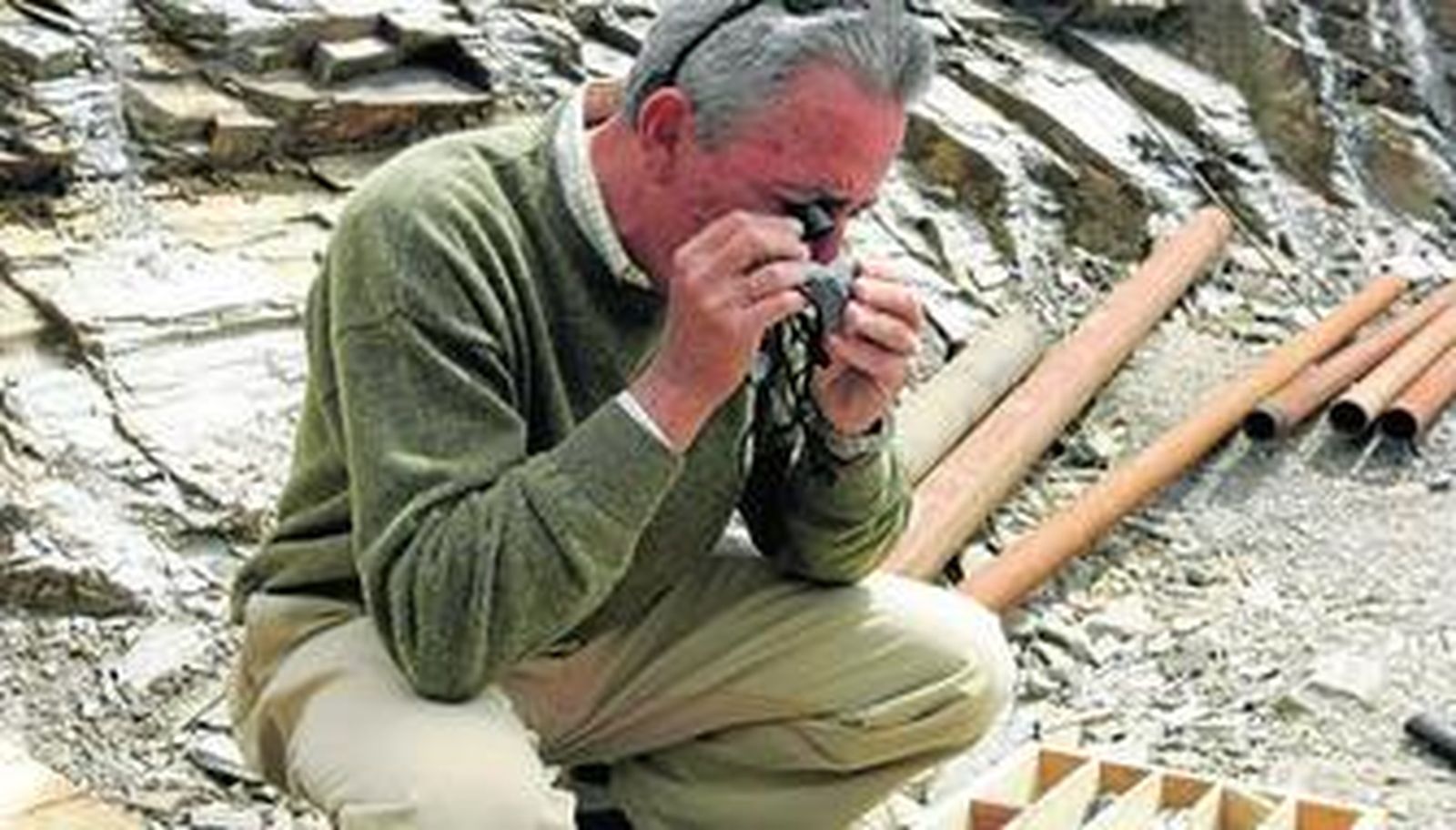 Fernando de la Fuente observa una de las muestras recién extraídas del primer sondeo que están realizando.