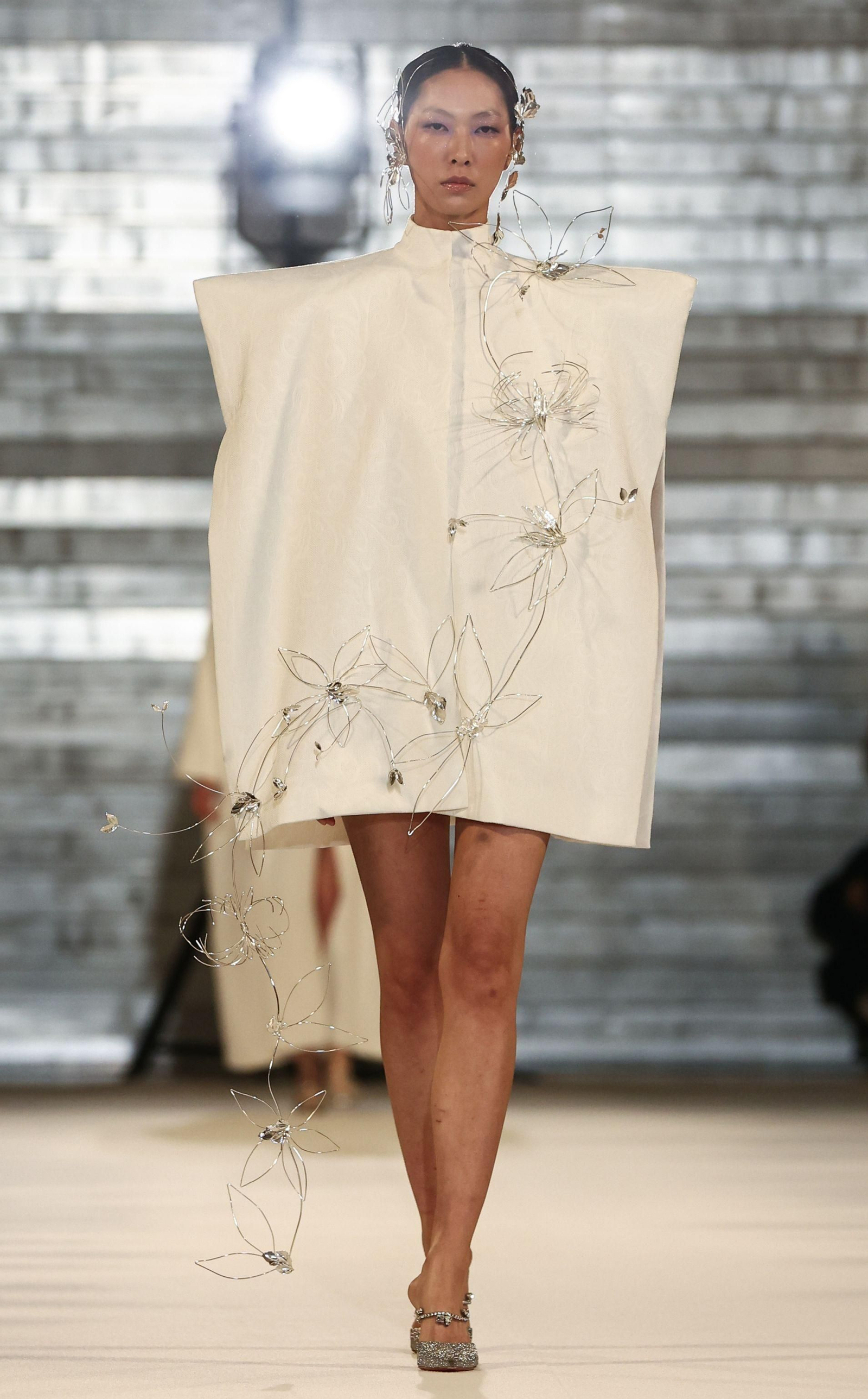 Juana Martín presenta su colección 'La Rosée' en la pasarela de Alta Costura de París, en imágenes