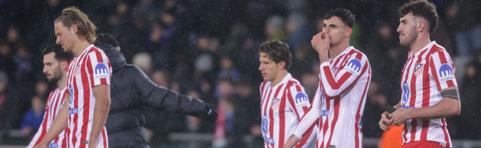 Los jugadores del Atlético de Madrid, cabizbajos al finalizar el partido.