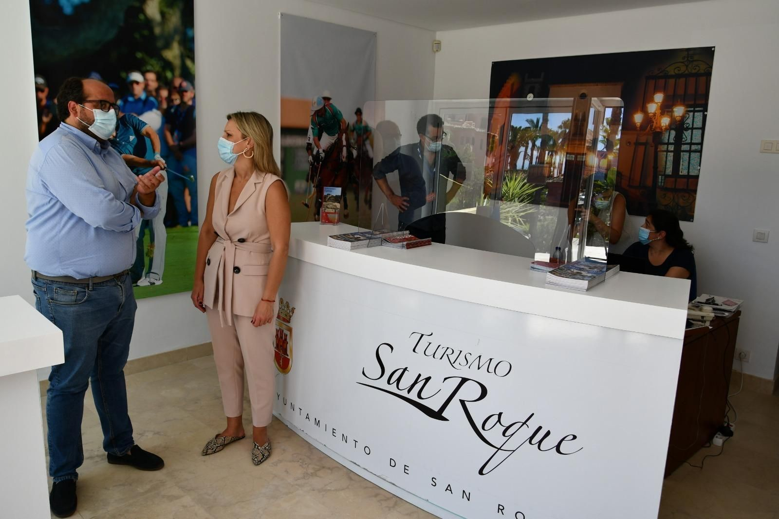 Ledesma y Ana Ruiz, en el punto de información turística de Sotogrande.