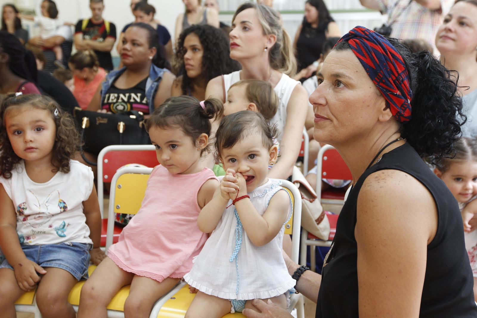 Un pequeño grupo de alumnas en su primer día de guardería.