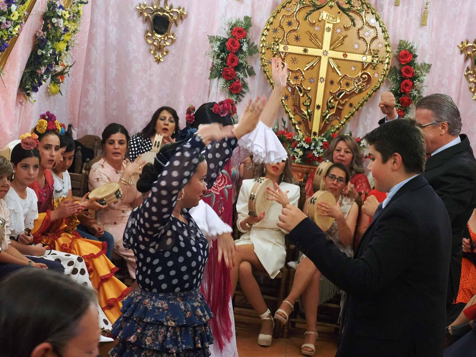 La localidad de Alosno vive con intensidad su festividad de las Cruces de Mayo.