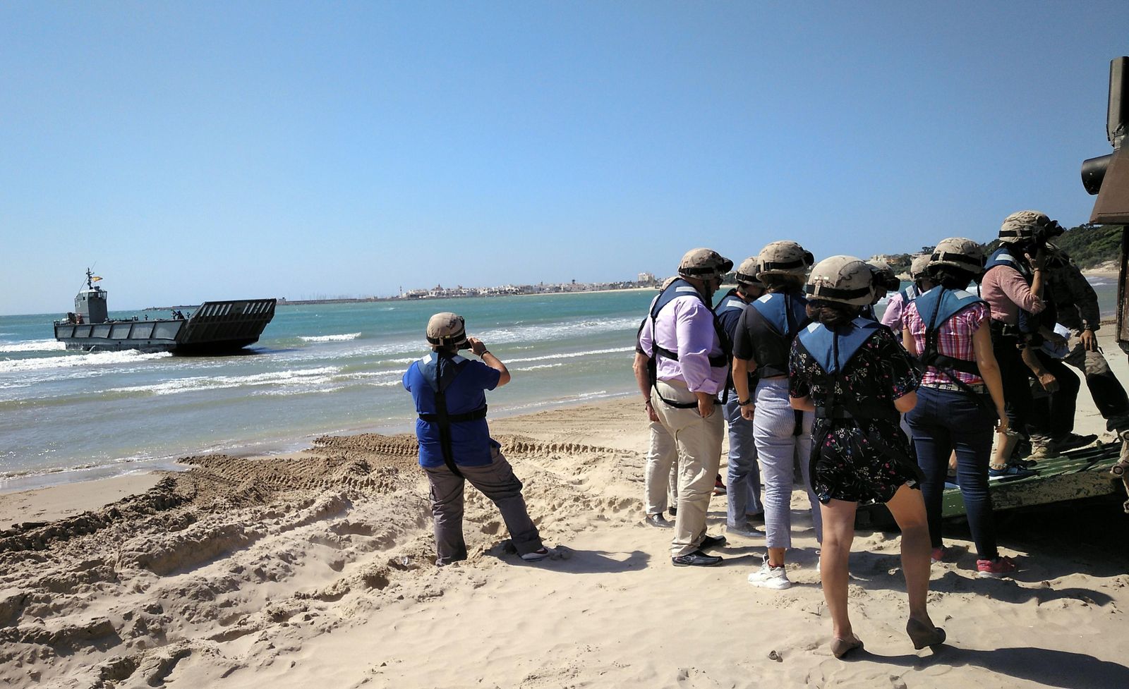 Una lancha de desembarco aguarda para recoger los blindados anfibios que transportaron a los periodistas