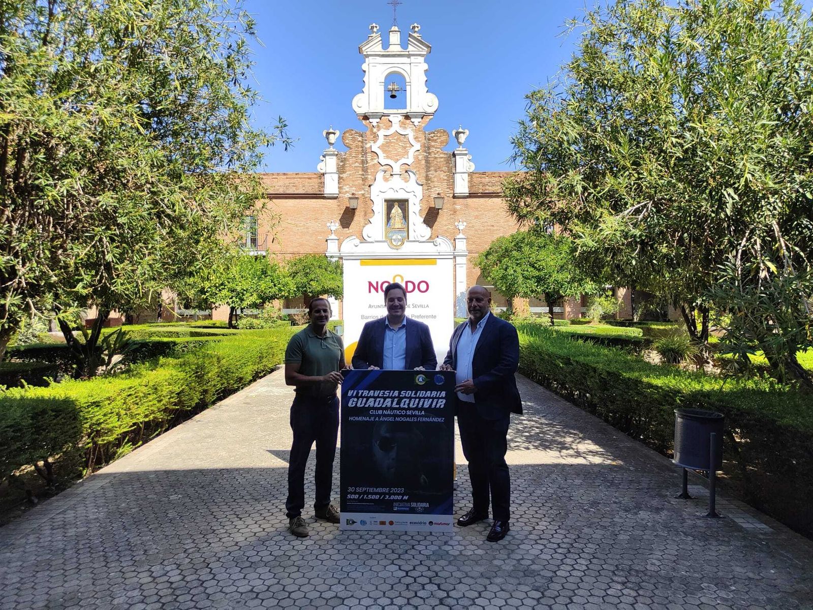 El delegado de la FVF en Andalucía, Extremadura, Ceuta y Melilla, Rafael Carmona; el teniente del alcalde área de derechos sociales del Ayuntamiento de Sevilla, José Luis García; y el vocal de natación del Club Náutico Sevilla, Miguel Ángel Valcárcel
