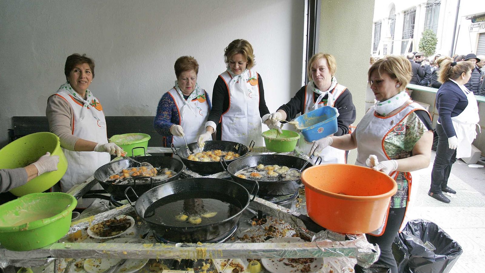 Gadorenses preparando los papaviejos de naranja.