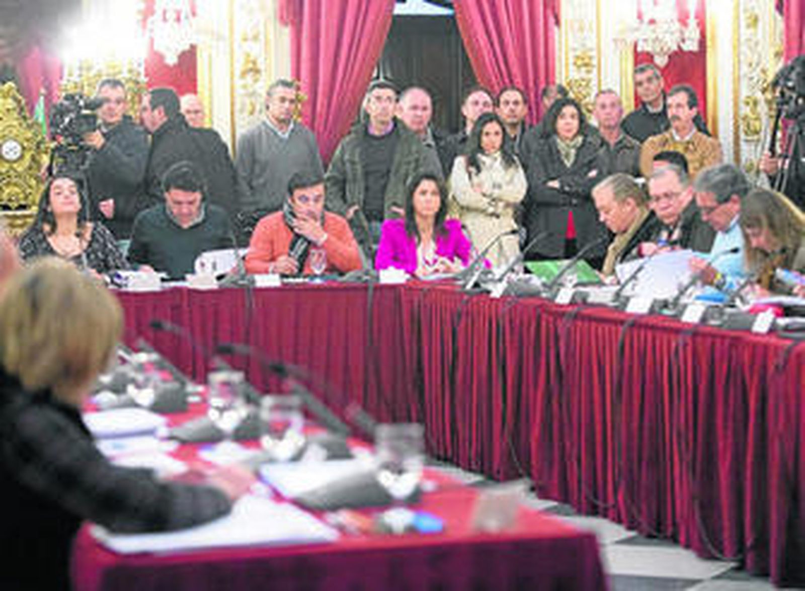 Alcaldes de varios municipios de la provincia, del PSOE y de IU, en pie, ayer durante el pleno.