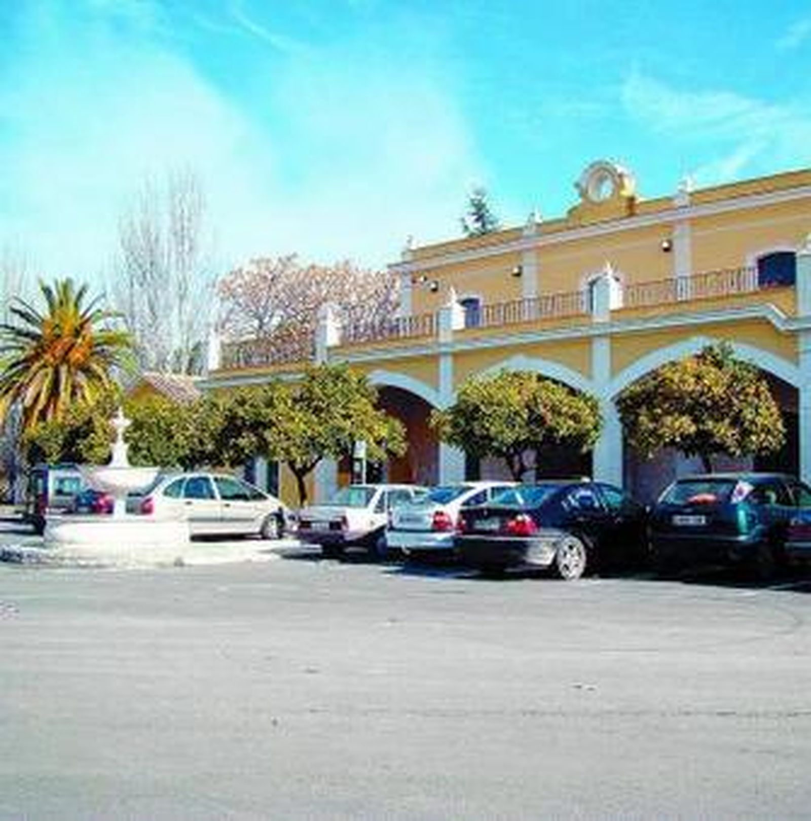 Fachada del edificio que acoge el restaurante del tren del aceite.