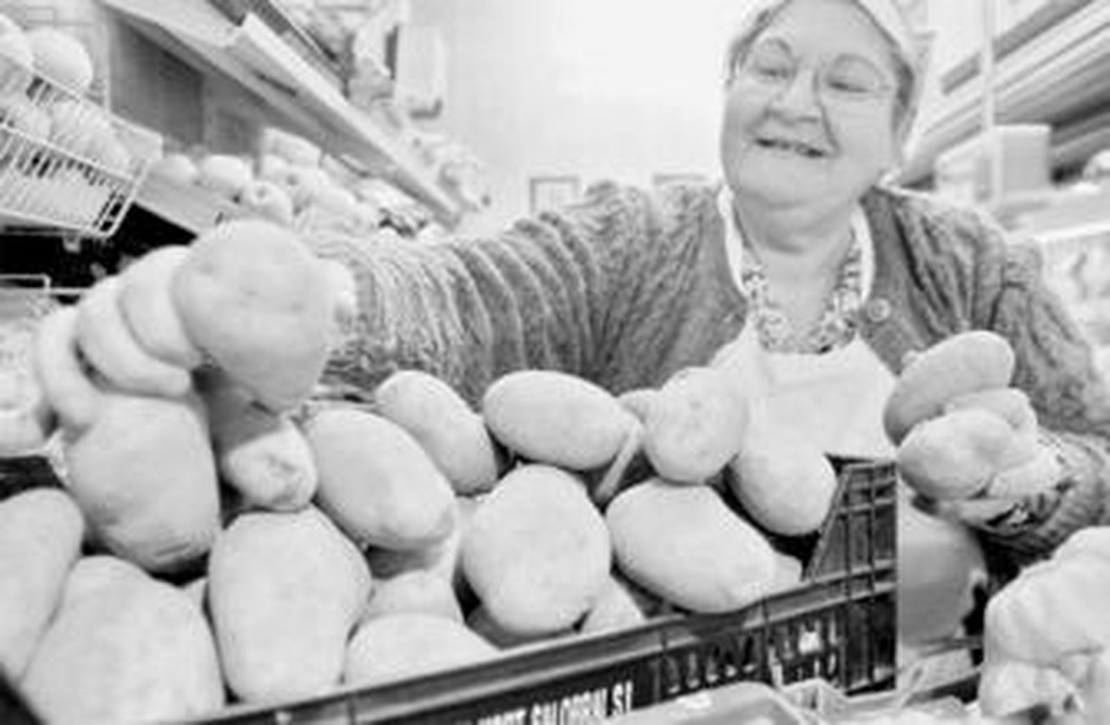 Una vendedora prepara las patatas para ofrecérselas al público en un  mercado de la capital cordobesa.