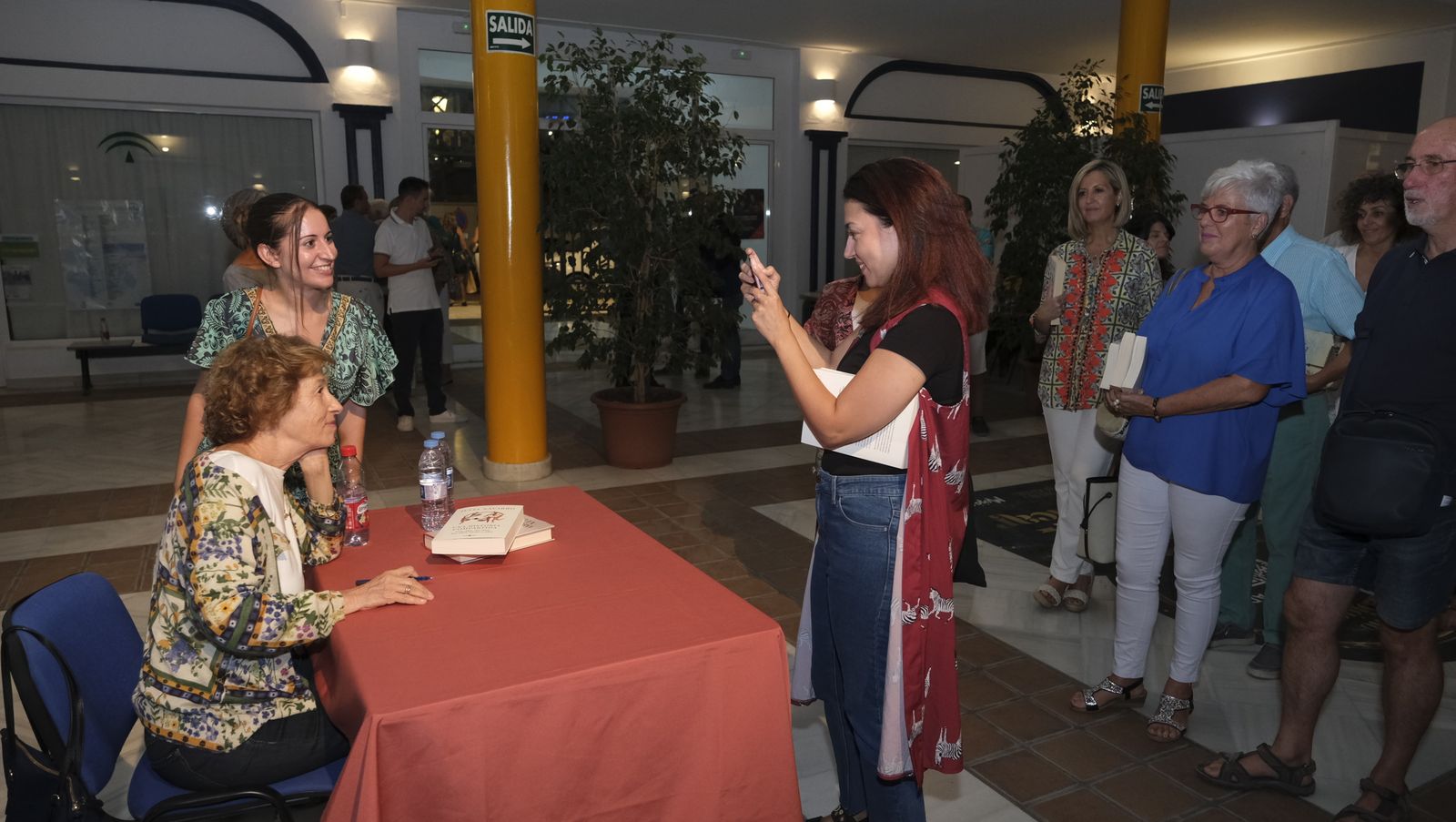 Imágenes de Diario de los Libros en Mojácar, con la escritora Julia Navarro