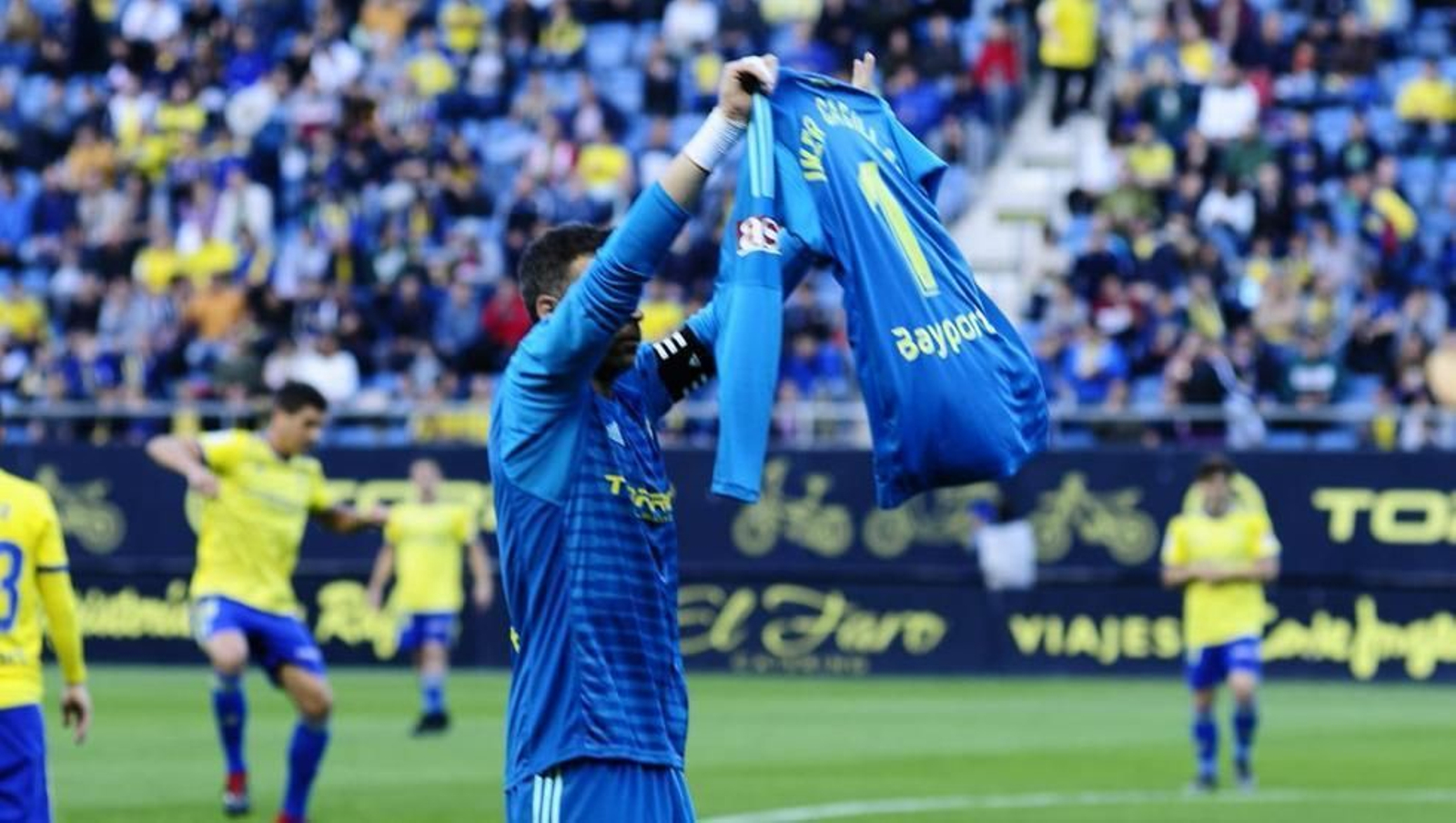 Cifuentes, con una camiseta con el nombre de Casillas.