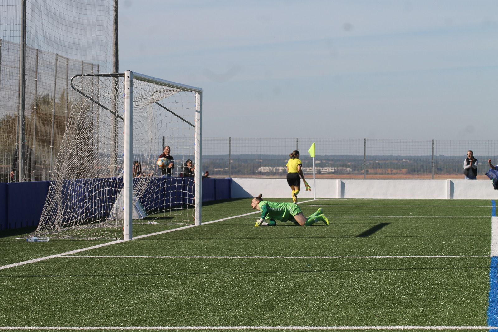 Momento del gol transformado desde el punto de penalti por Patri Ojeda.