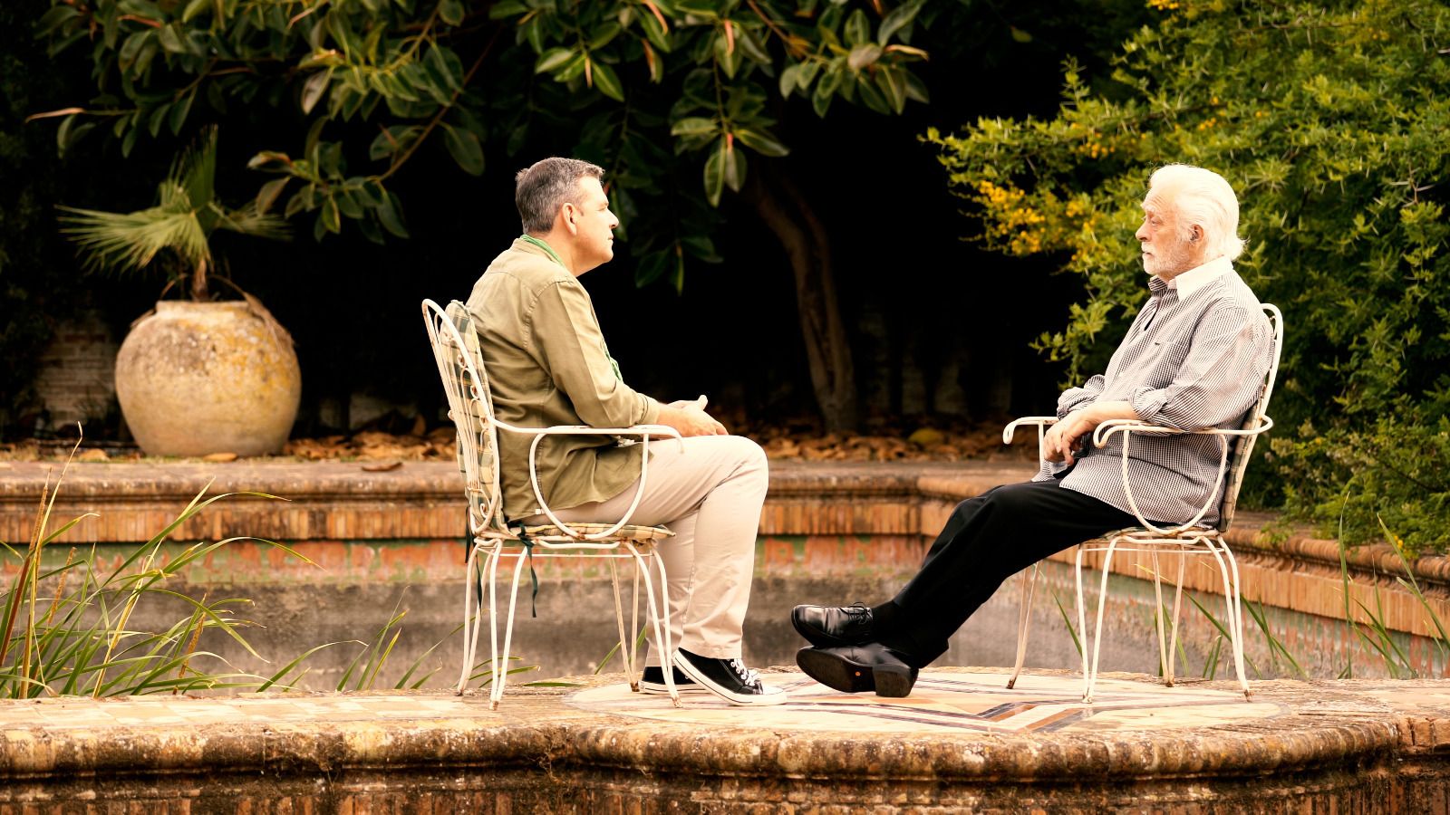 Antonio Manuel conversa junto a Manolo Sanlúcar