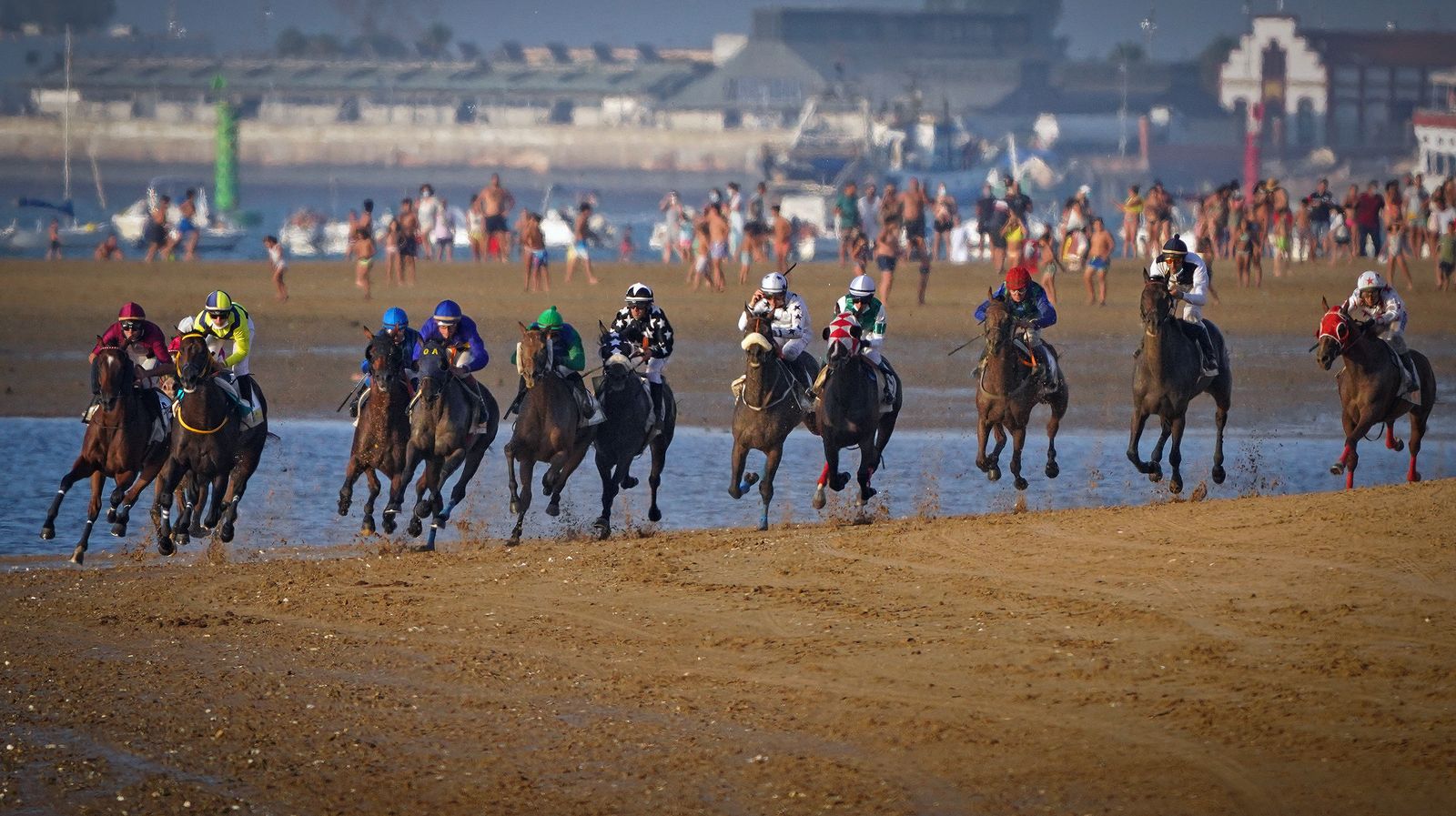 Gran ambiente en las carreras de caballos de Sanlúcar