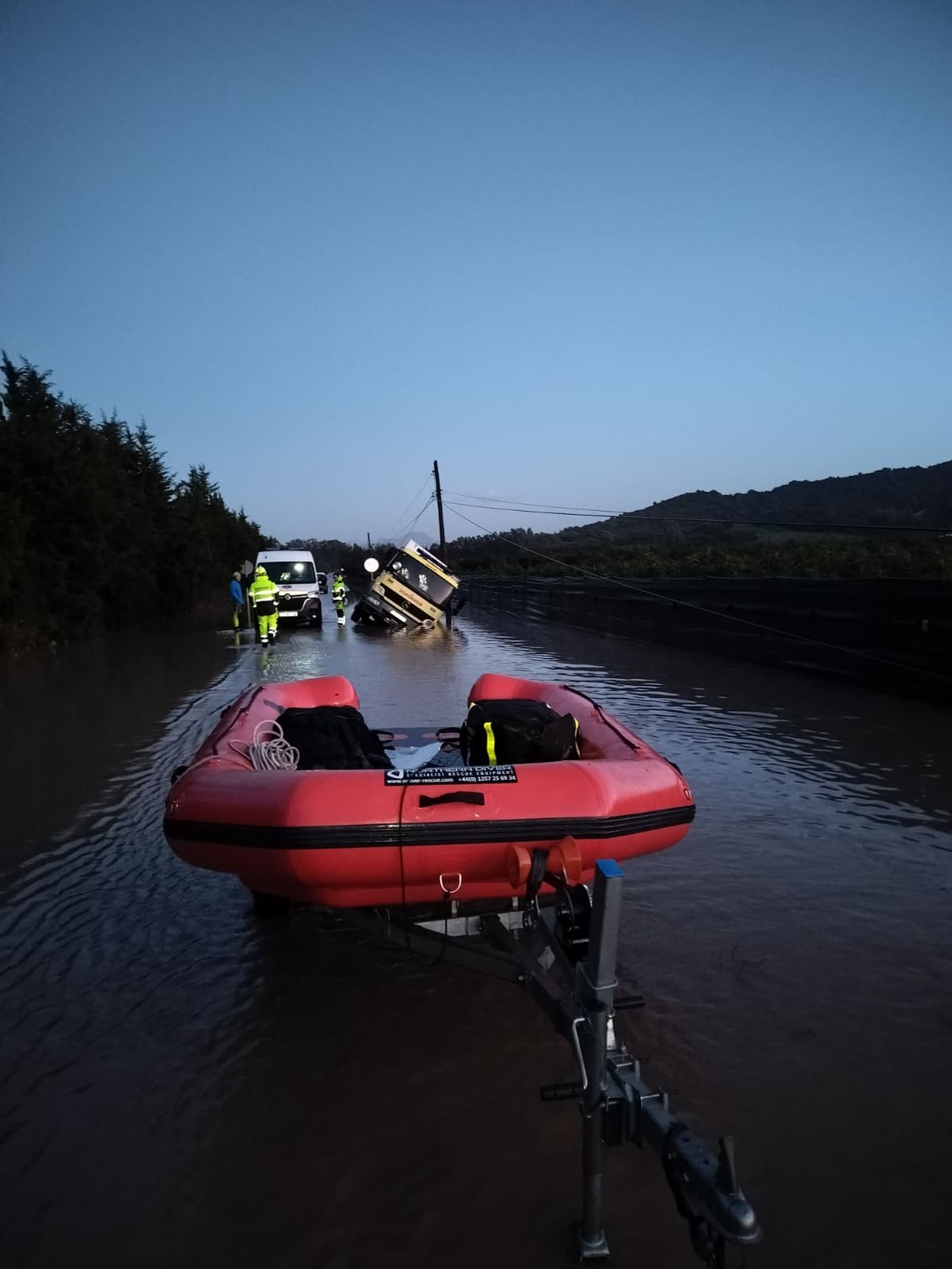 El camión volcado y la zódiac.