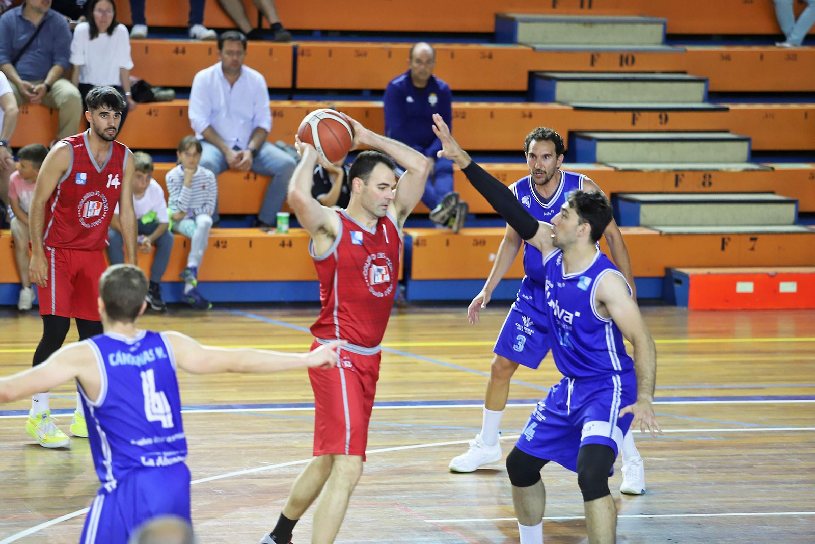 Imágenes del partido de baloncesto entre el Ciudad de Huelva y el Colegio El Pinar.