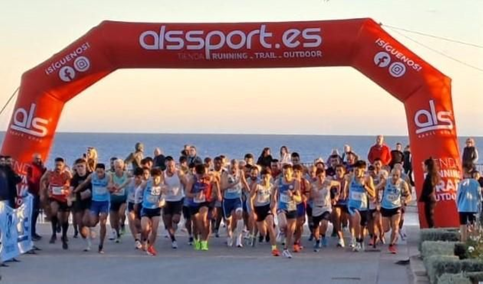 Nazha Machrouch y Mario Espárraga se imponen en la Milla de Navidad de Nerja