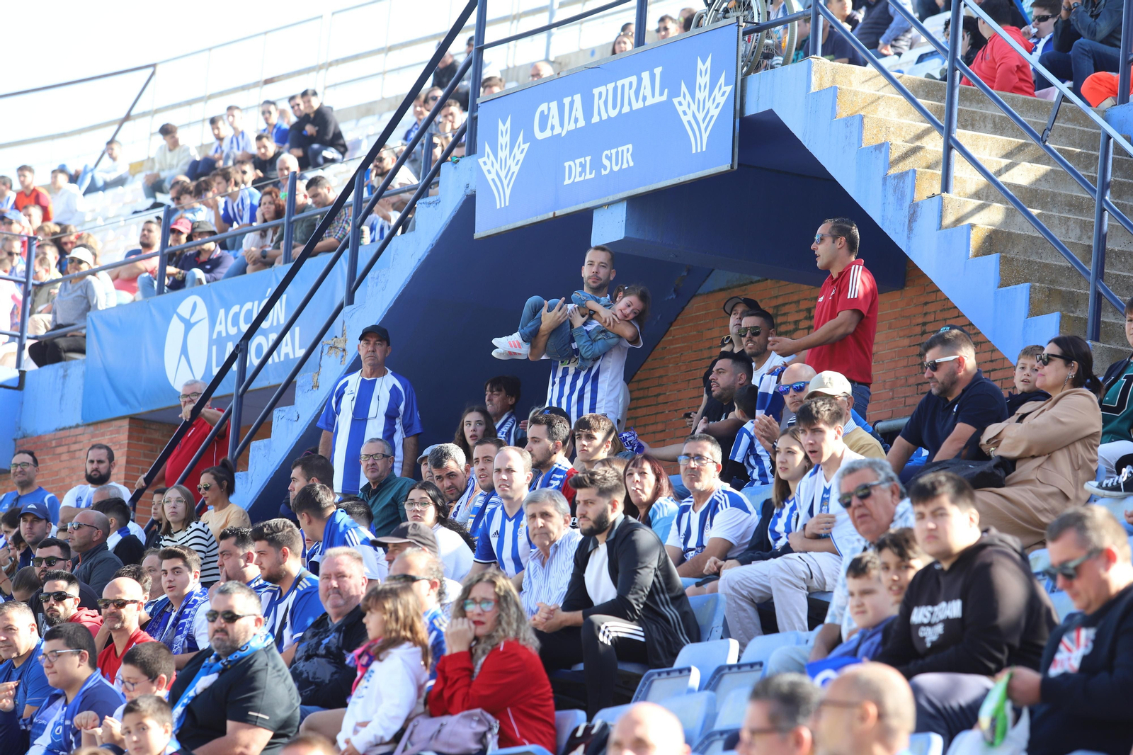 Imágenes del gran ambiente en el Nuevo Colombino para ver el  Recre-Burgos