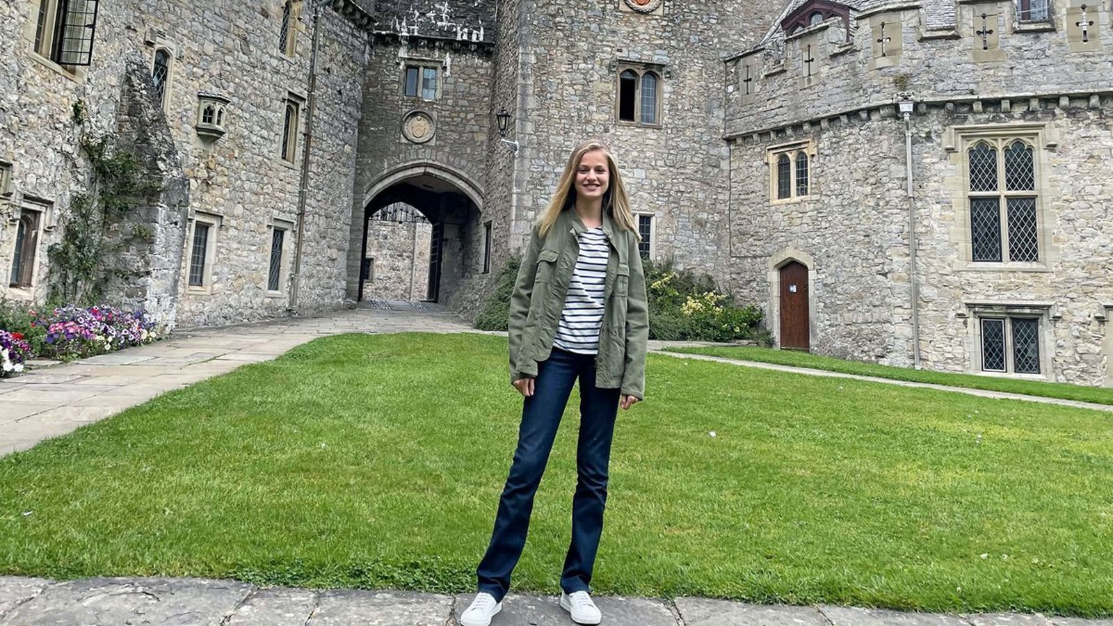 La Princesa Leonor, a  su llegada a su internado en Gales en septiembre.