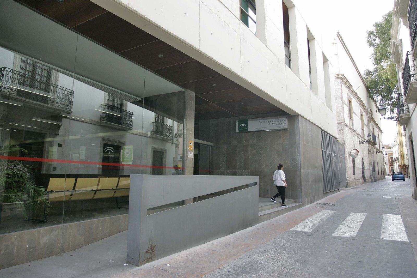 Acceso principal a las ugencias del CARE Nicolás Salmerón.