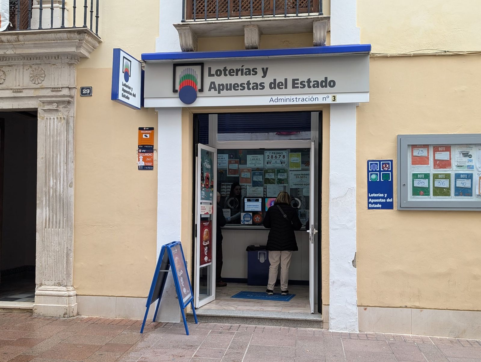 Celebración del tercer premio de la Lotería de Navidad en Montilla