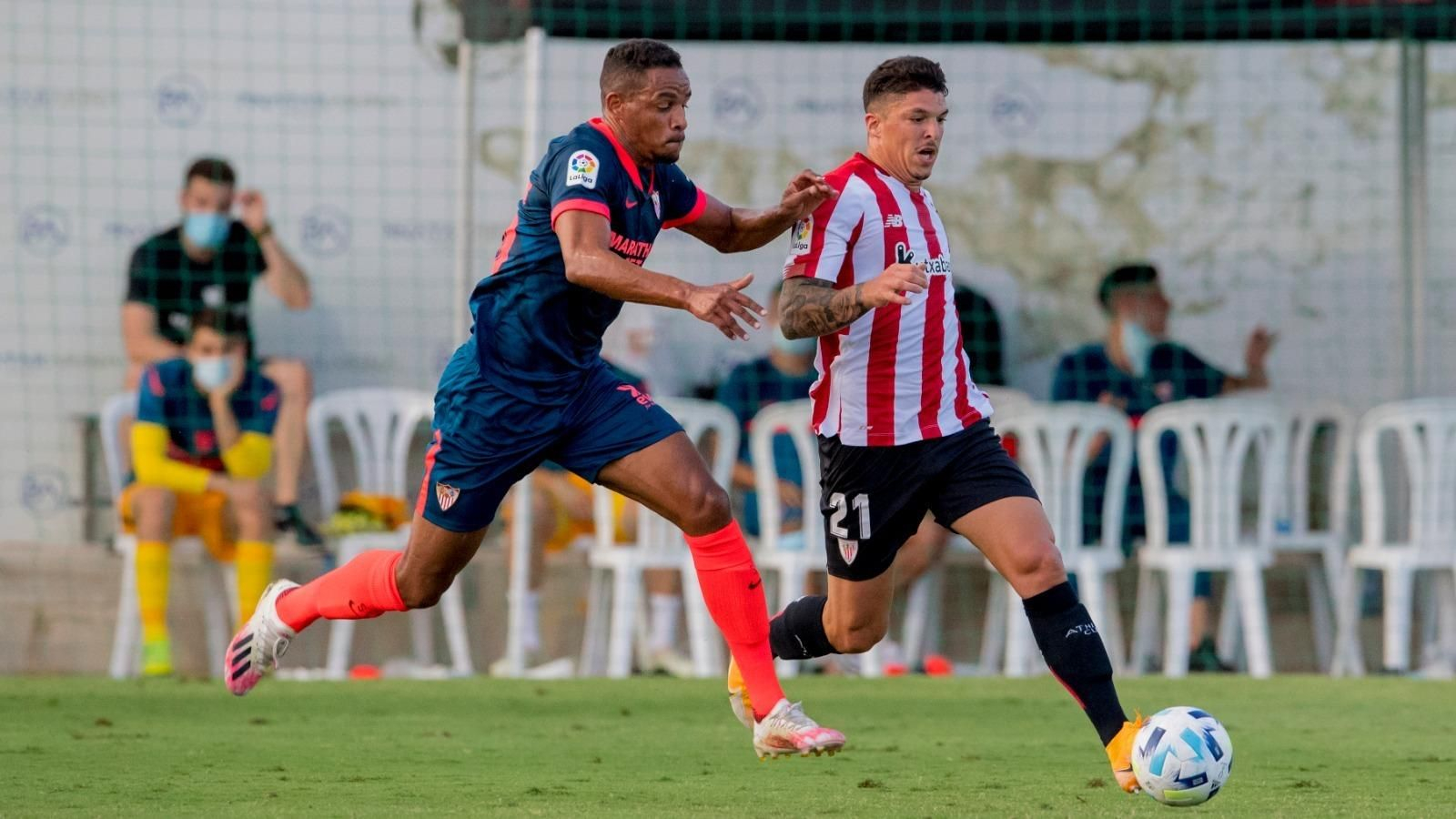 Fernando persigue a Capa en un lance del segundo amistoso con el Athletic.