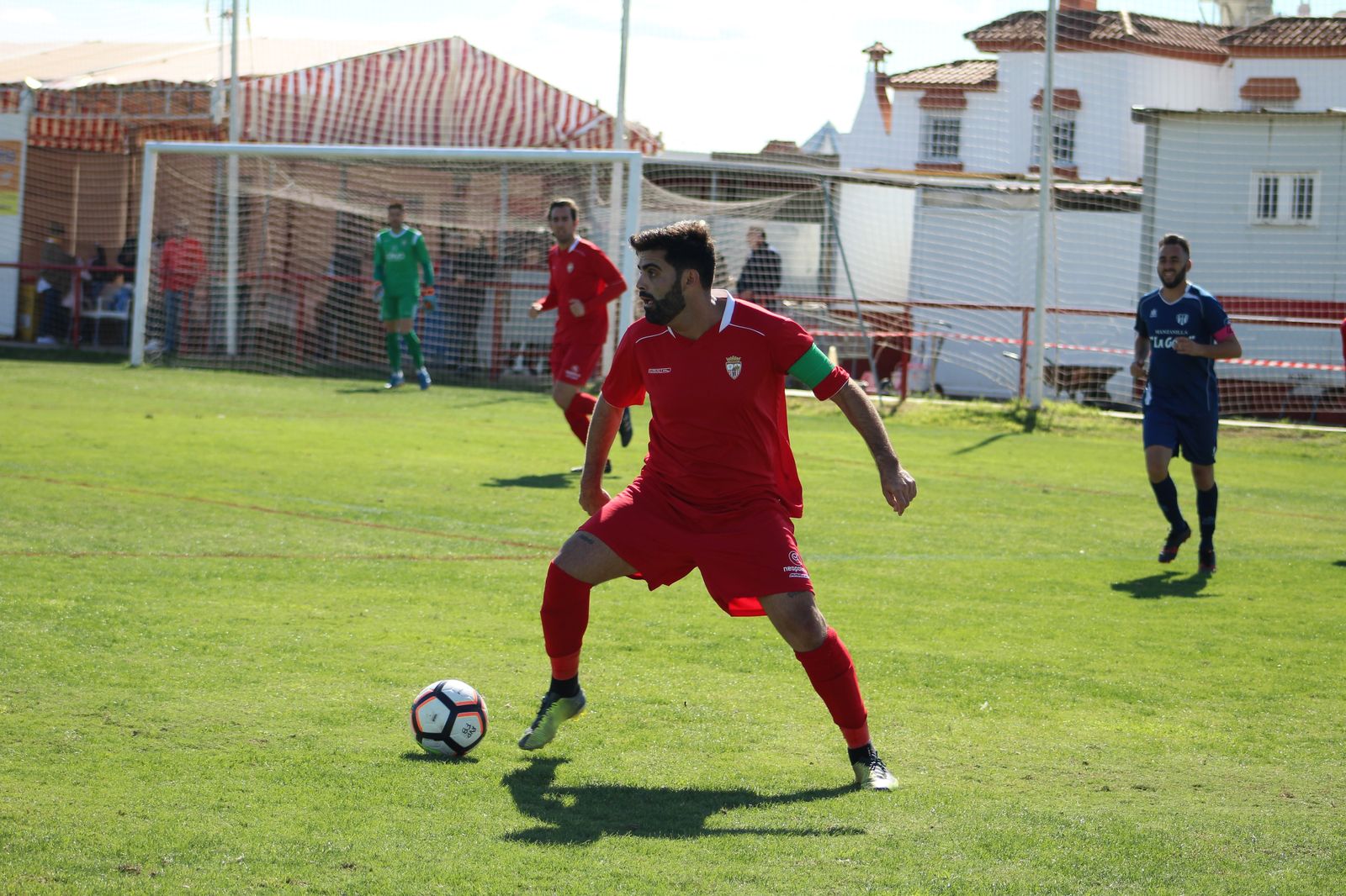 Kevin, con el balón en los pies durante un partido del Recre.