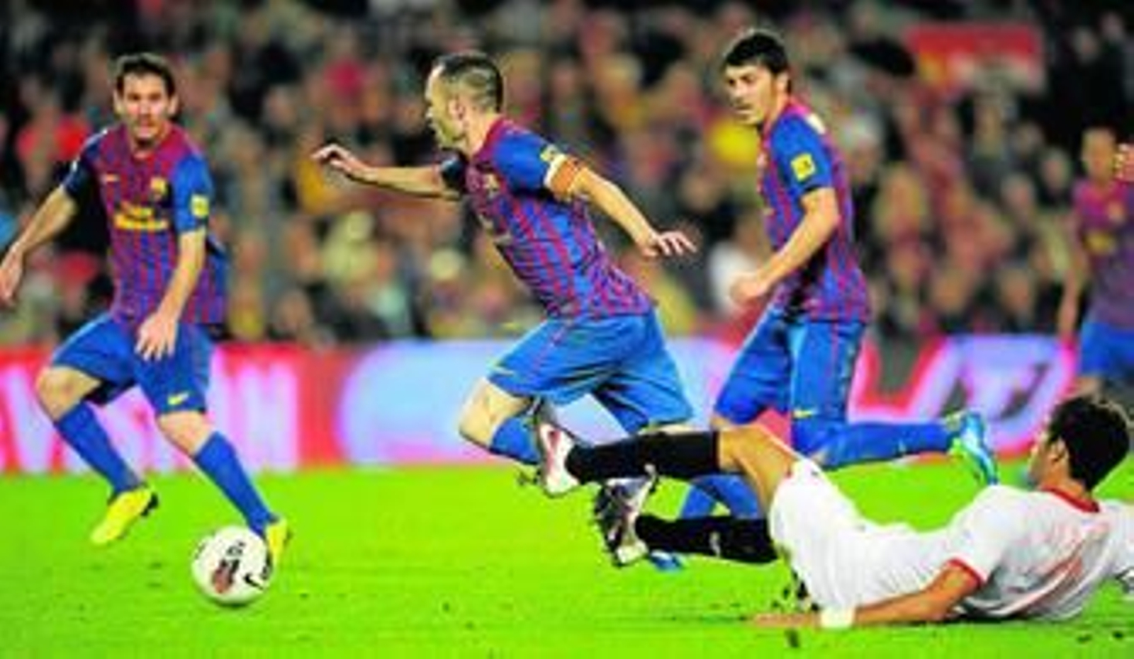 La jugada polémica: Fazio se lanza a ras de hierba para parar el avance de Iniesta, que acabaría en el suelo con Iturralde señalando penalti.