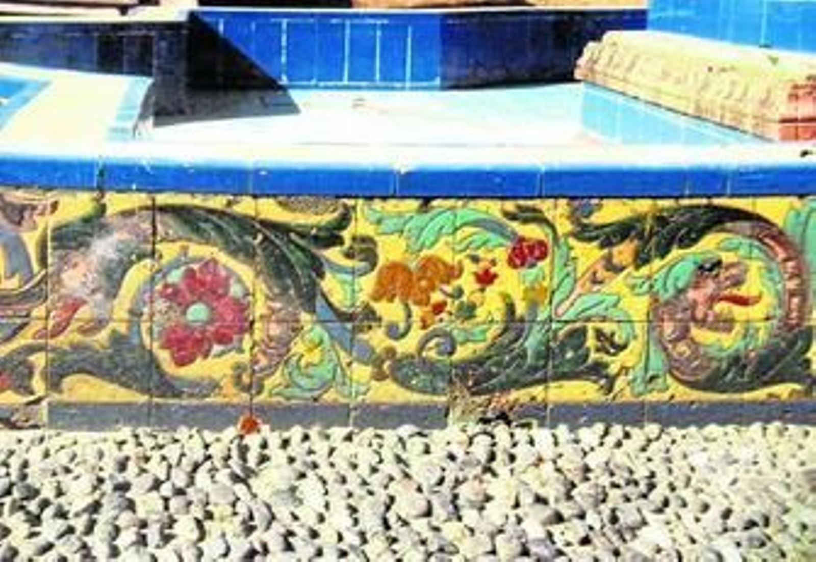 Imagen de los azulejos originales del perímetro exterior de la fuente.