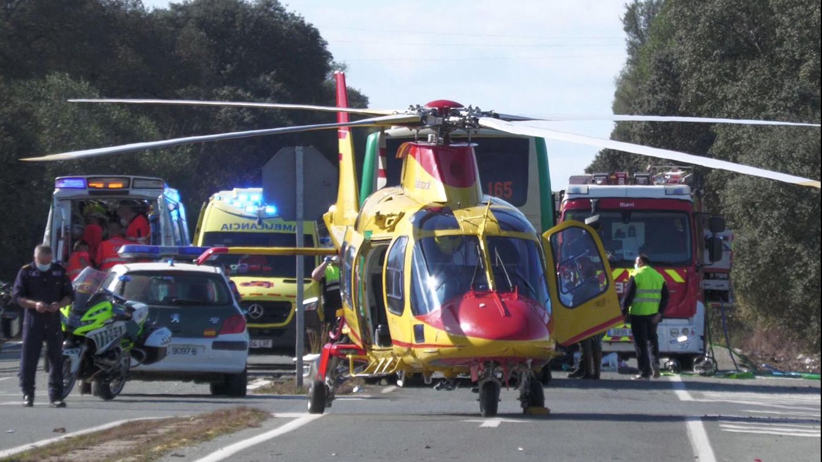 Servicios médicos, bomberos y sanitarios en el lugar del accidente.