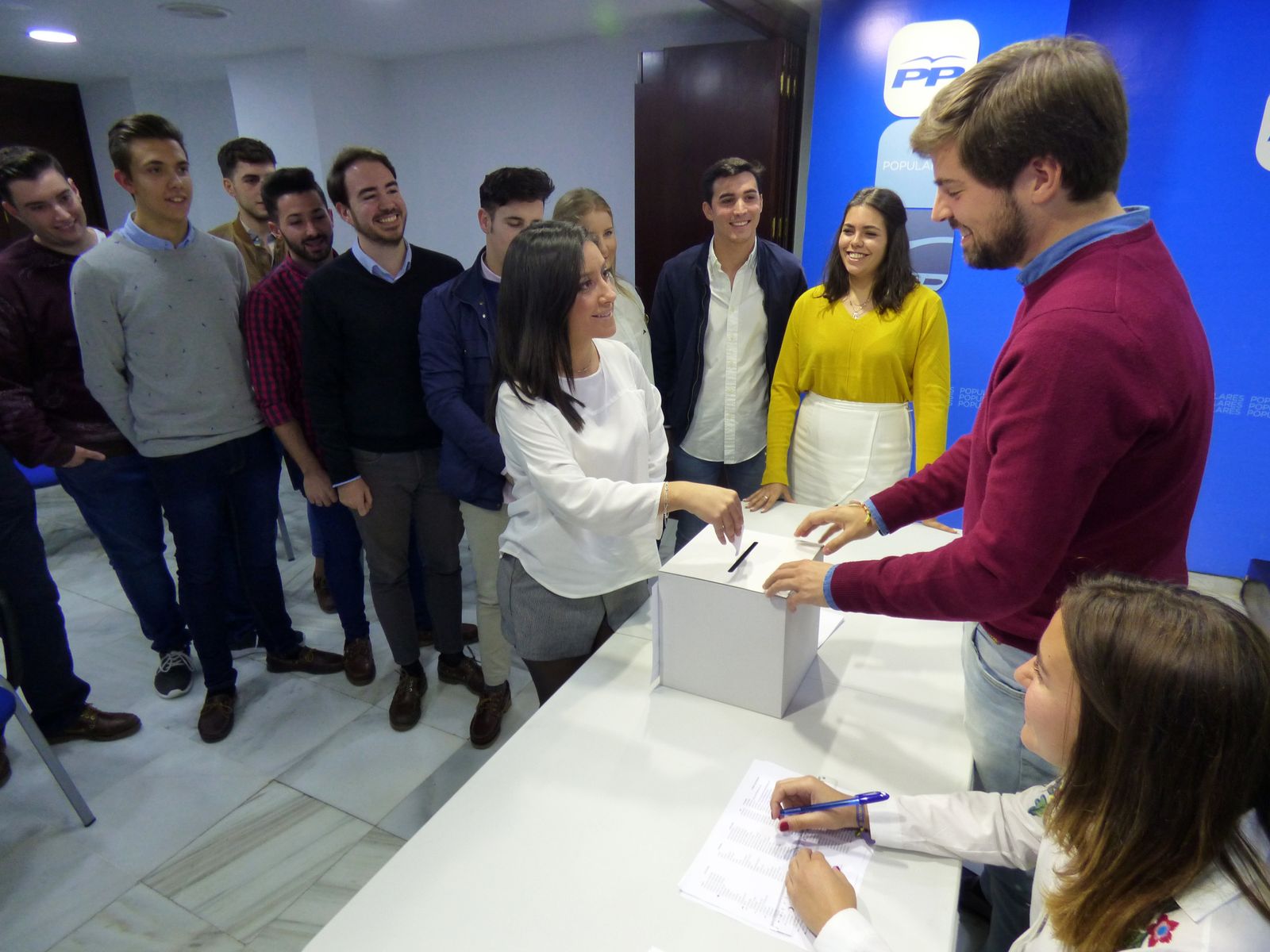 Cintia Bustos deposita su voto en la sede del PP.