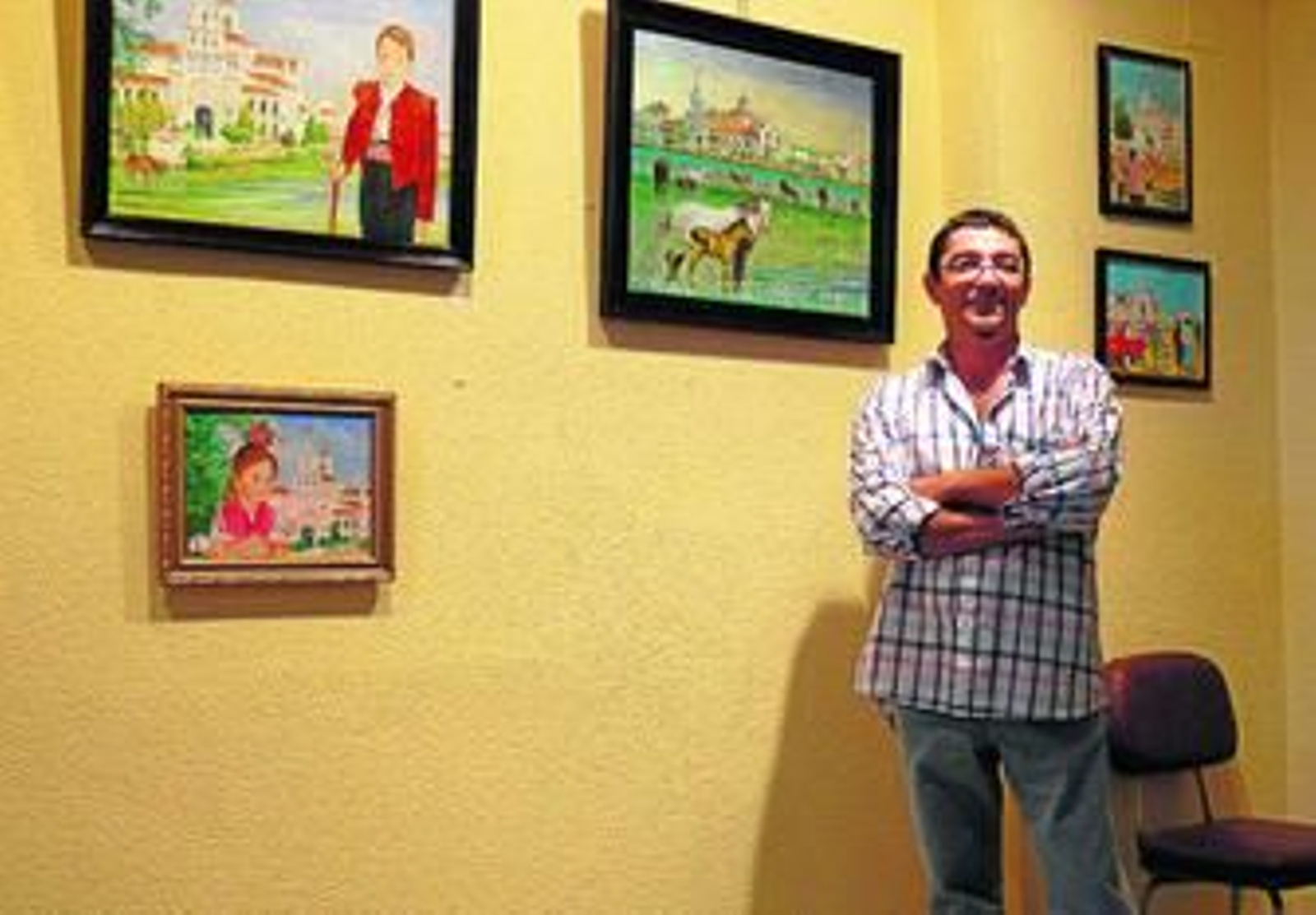 Antonio María Riquel, junto a algunas de sus obras.