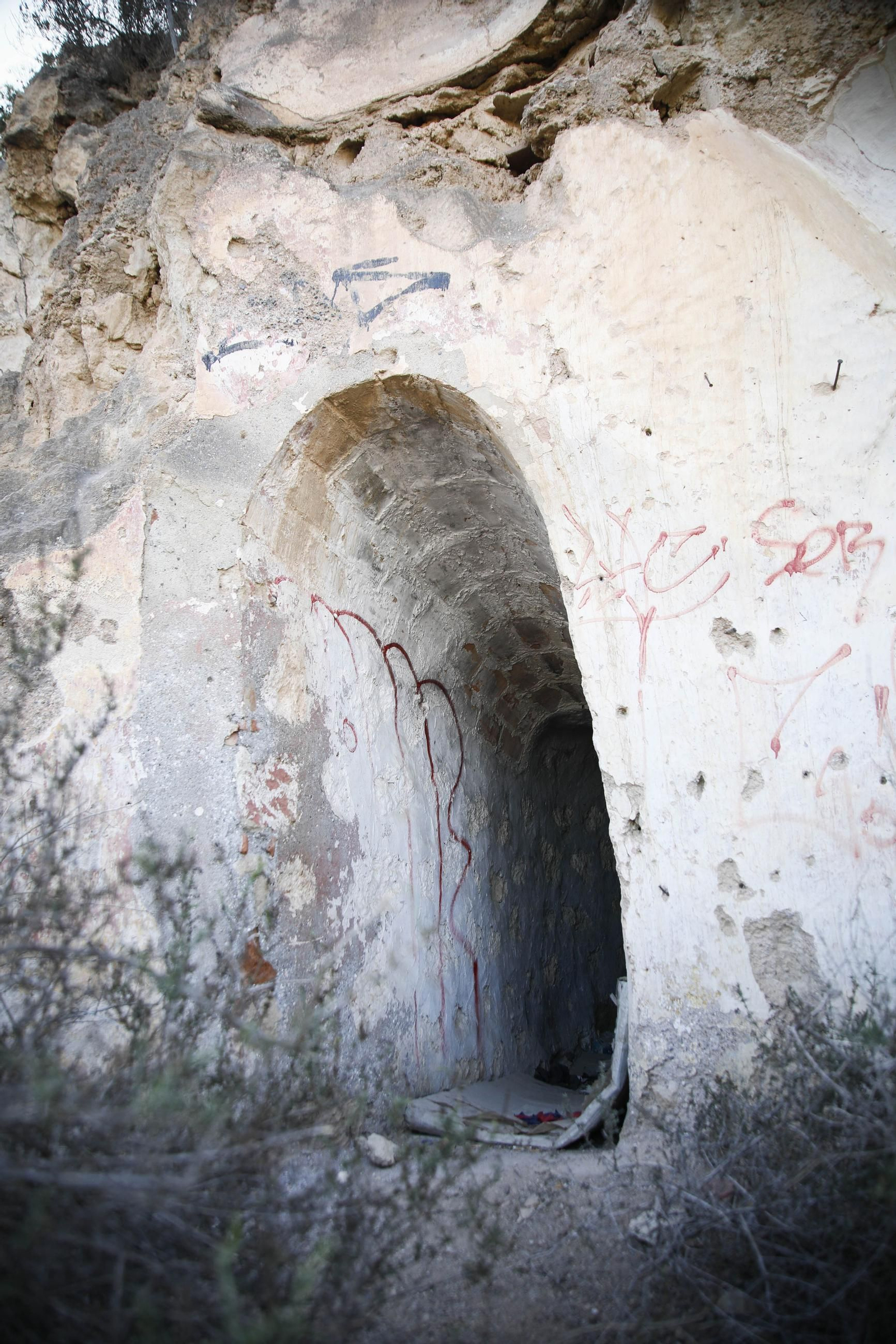 Imágenes de los refugios de la guerra civil descubierto en el barrio de Las Trincheras