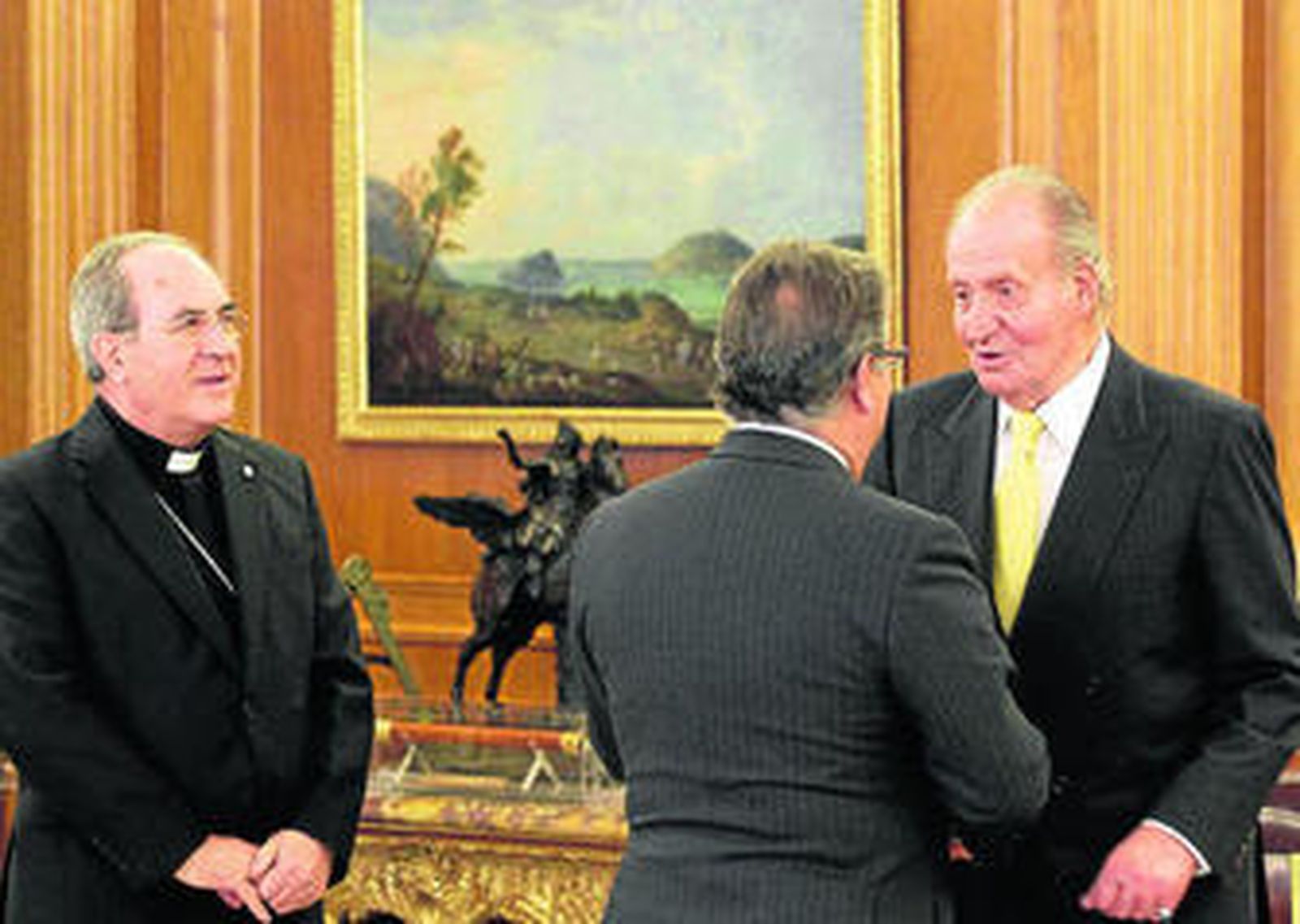 El Rey saluda al alcalde de Sevilla, Juan Ignacio Zoido, en presencia del arzobispo hispalense, Juan José Asenjo.