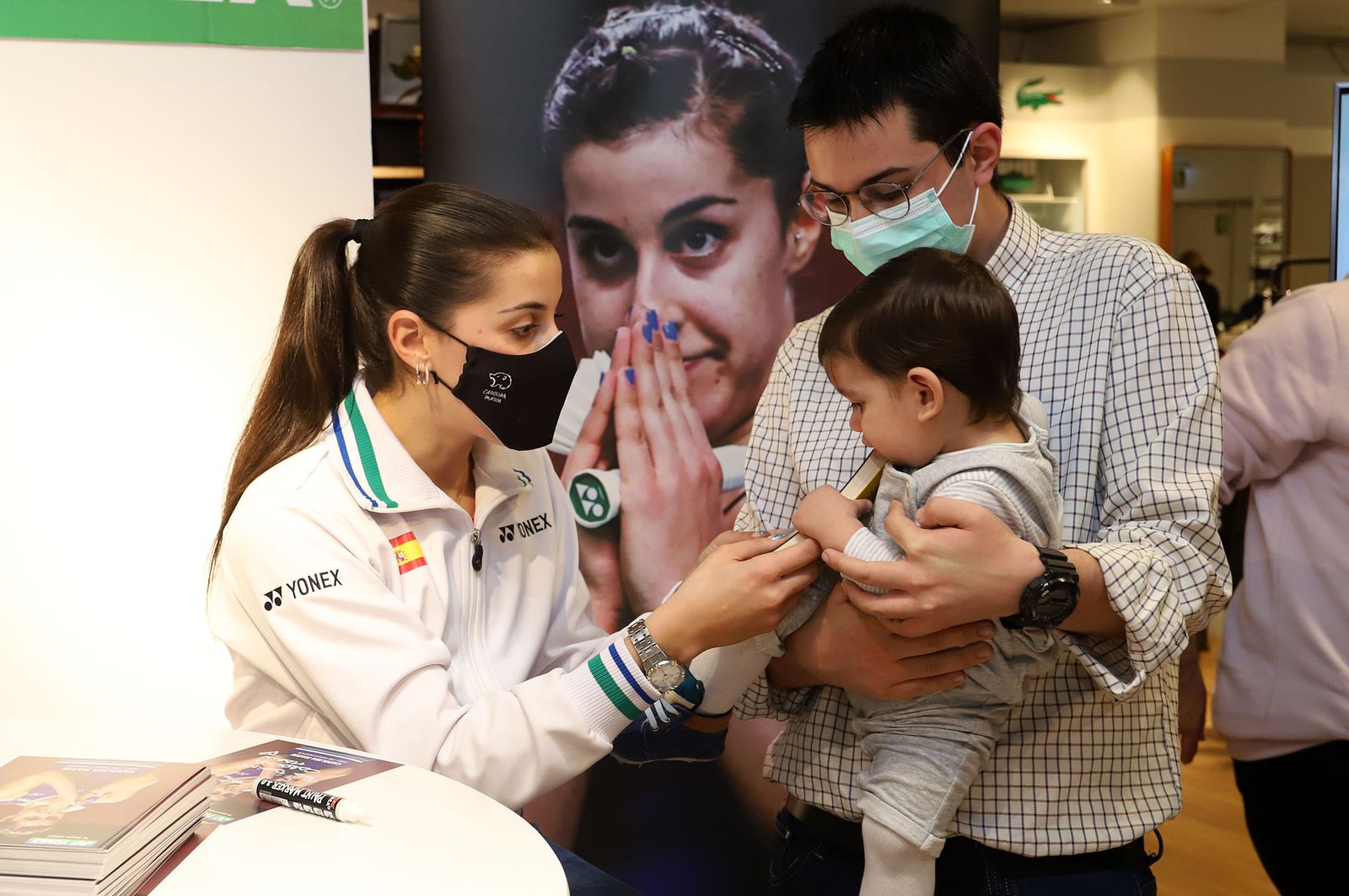 Huelva 2021: Carolina Marín firma autógrafos en el Corte Inglés de Huelva durante el Mundial de Bádminton