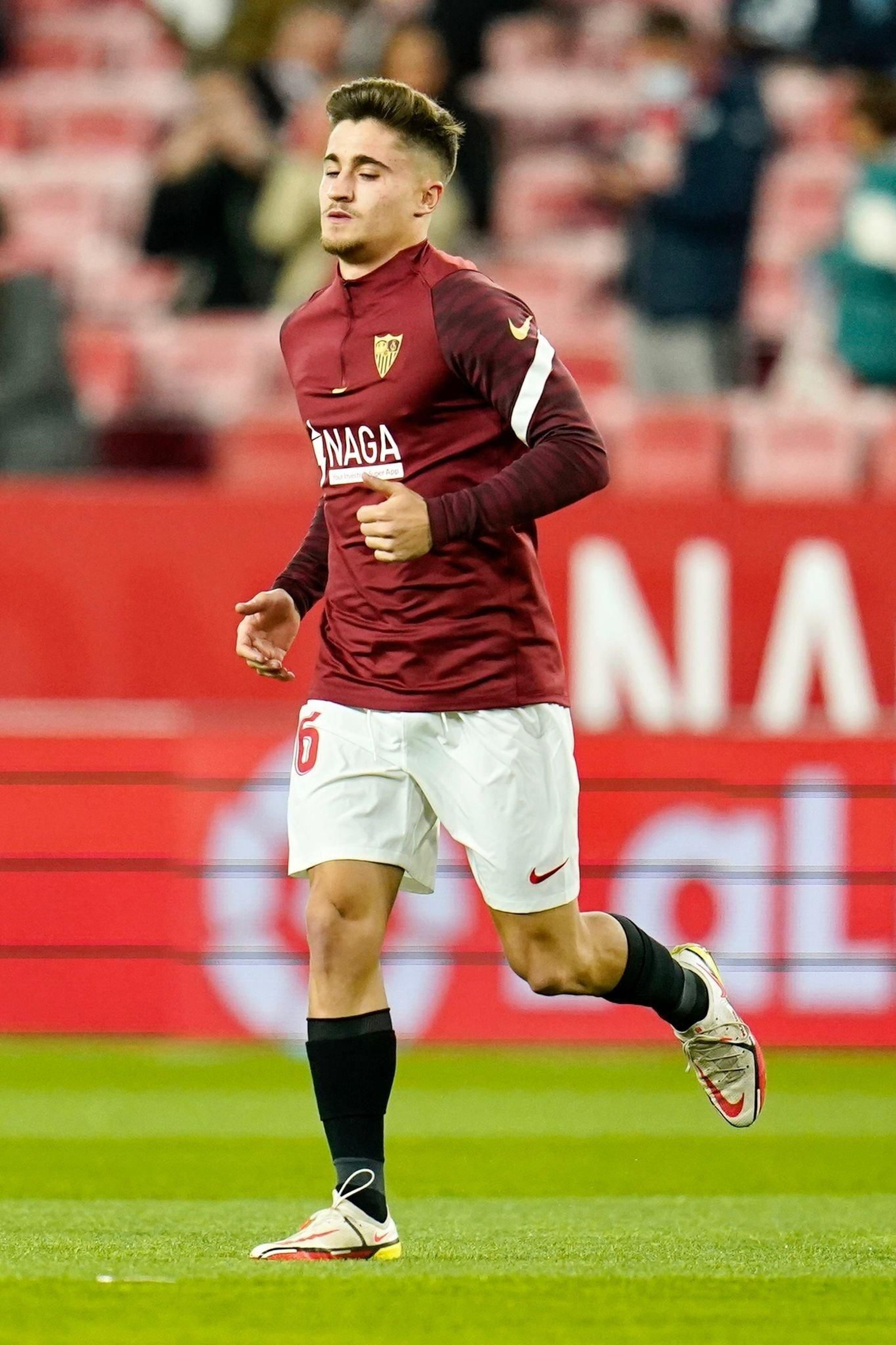 Iván Romero,  durante un calentamiento con el primer equipo.