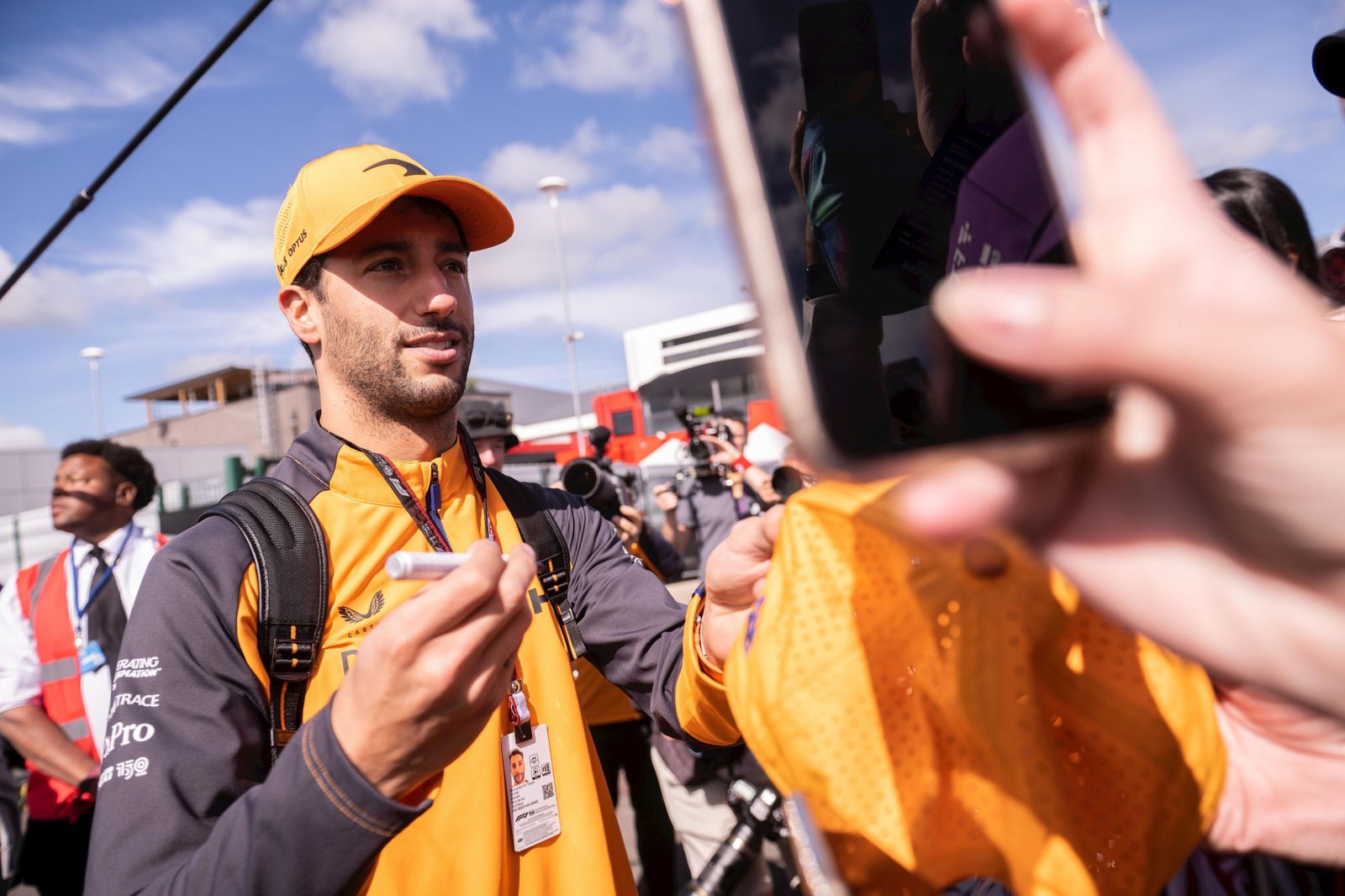 Daniel Ricciardo firma autógrafos durante el GP de Gran Bretaña.