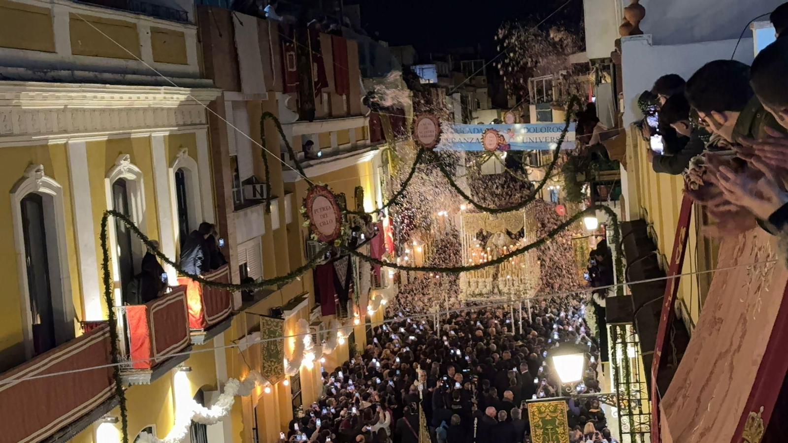 El regreso de la Macarena por la calle Parras