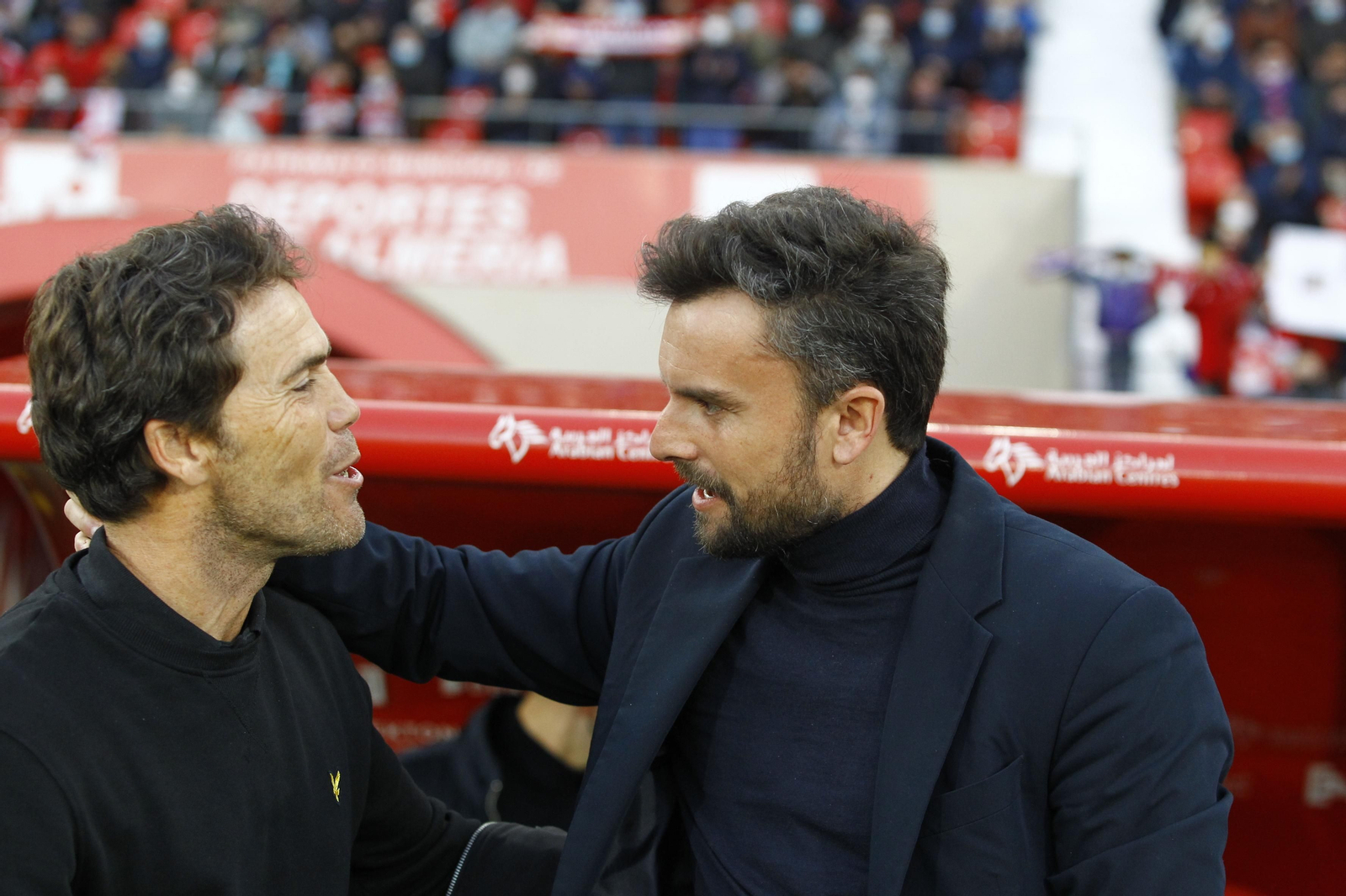 Rubi y Albés se saludan al comenzar el encuentro.