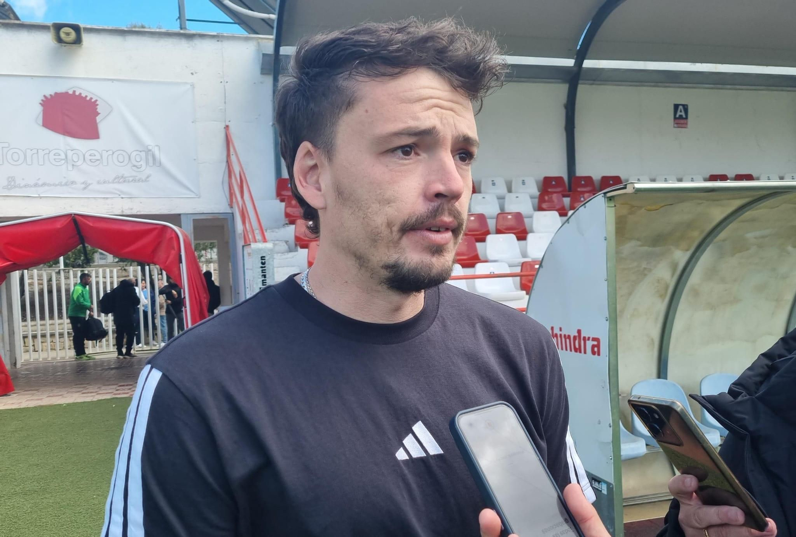 Chus Hevia atiende a los medios de comunicación después del derbi.