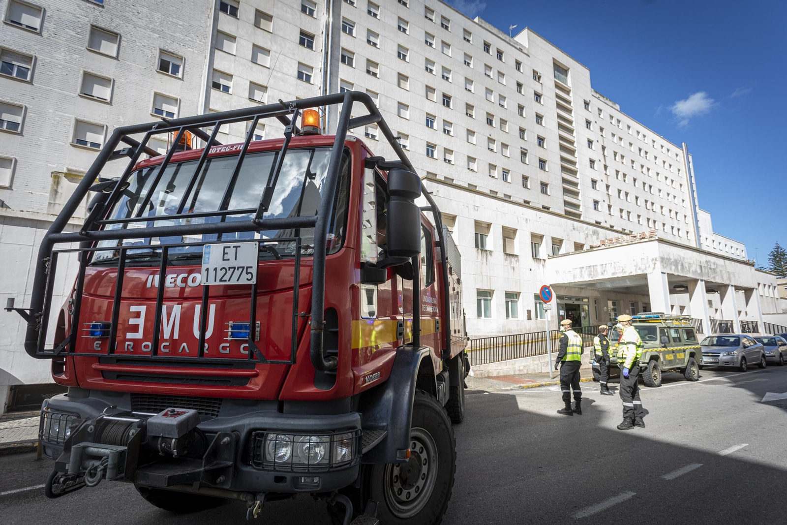 La UME desinfecta el hospital Puerta del Mar