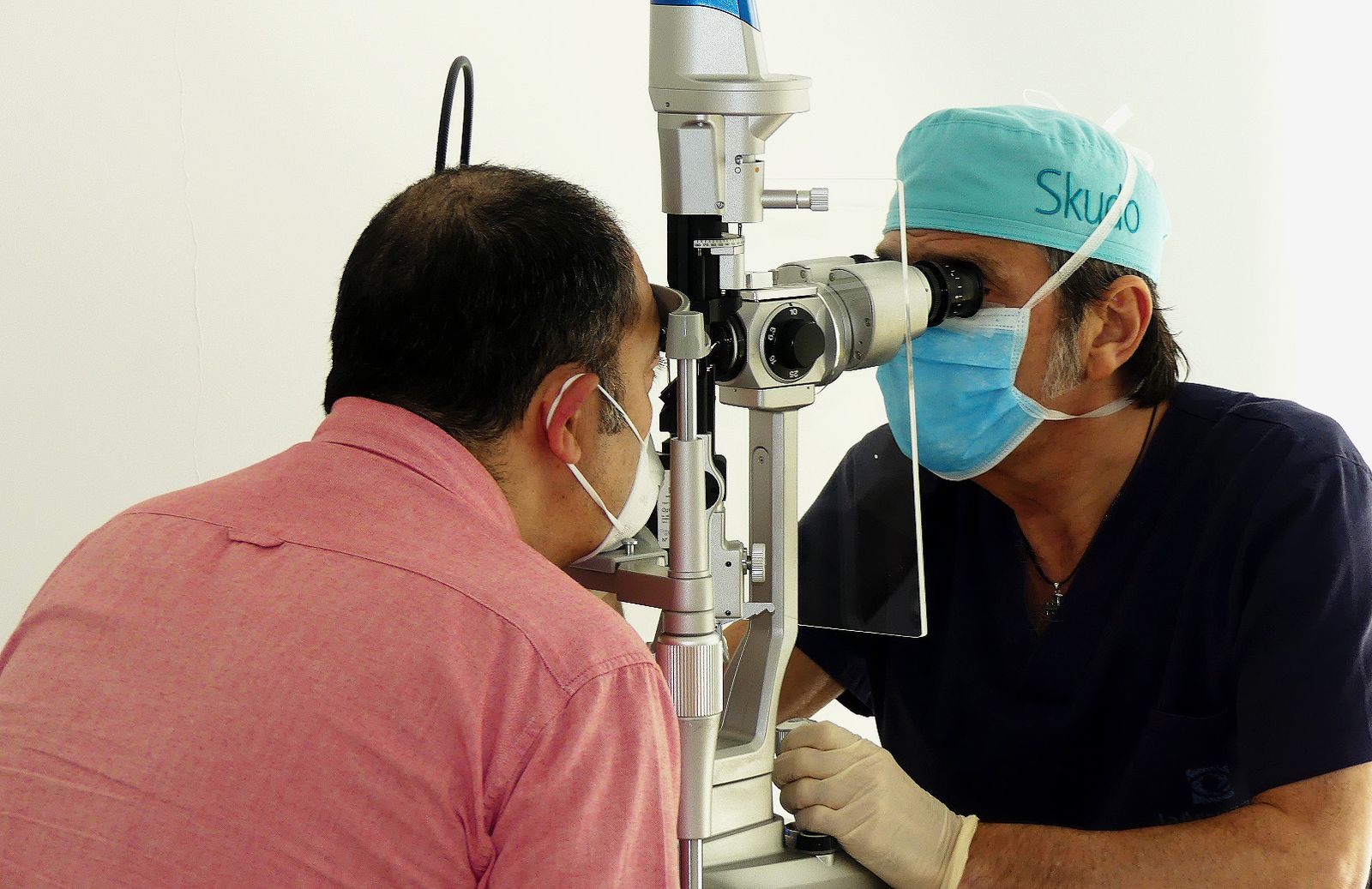 Un paciente es atendido en las consultas oftalmológicas del hospital