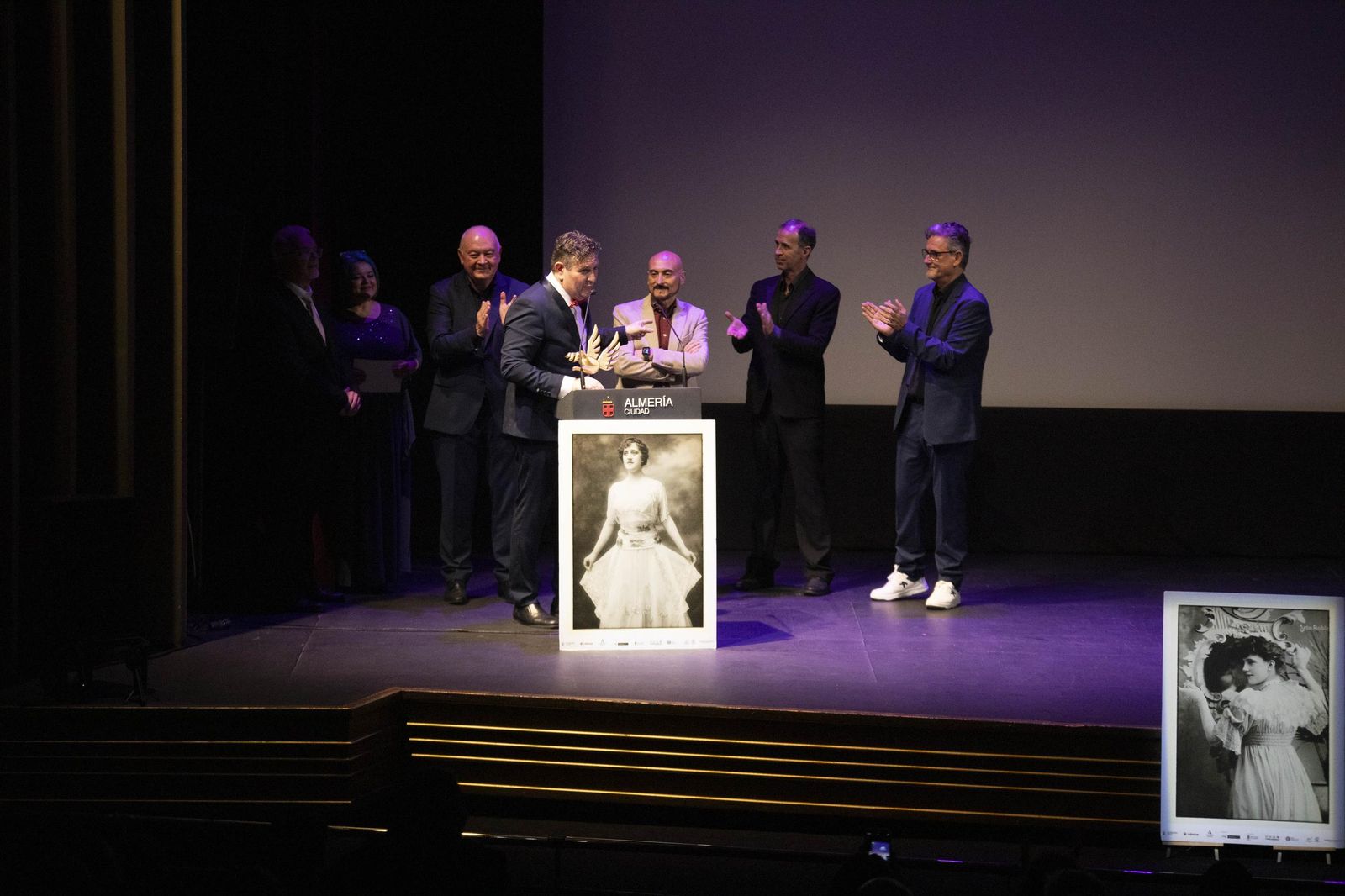 El estreno en Almería del largometraje documental "Concha Robles", en imágenes