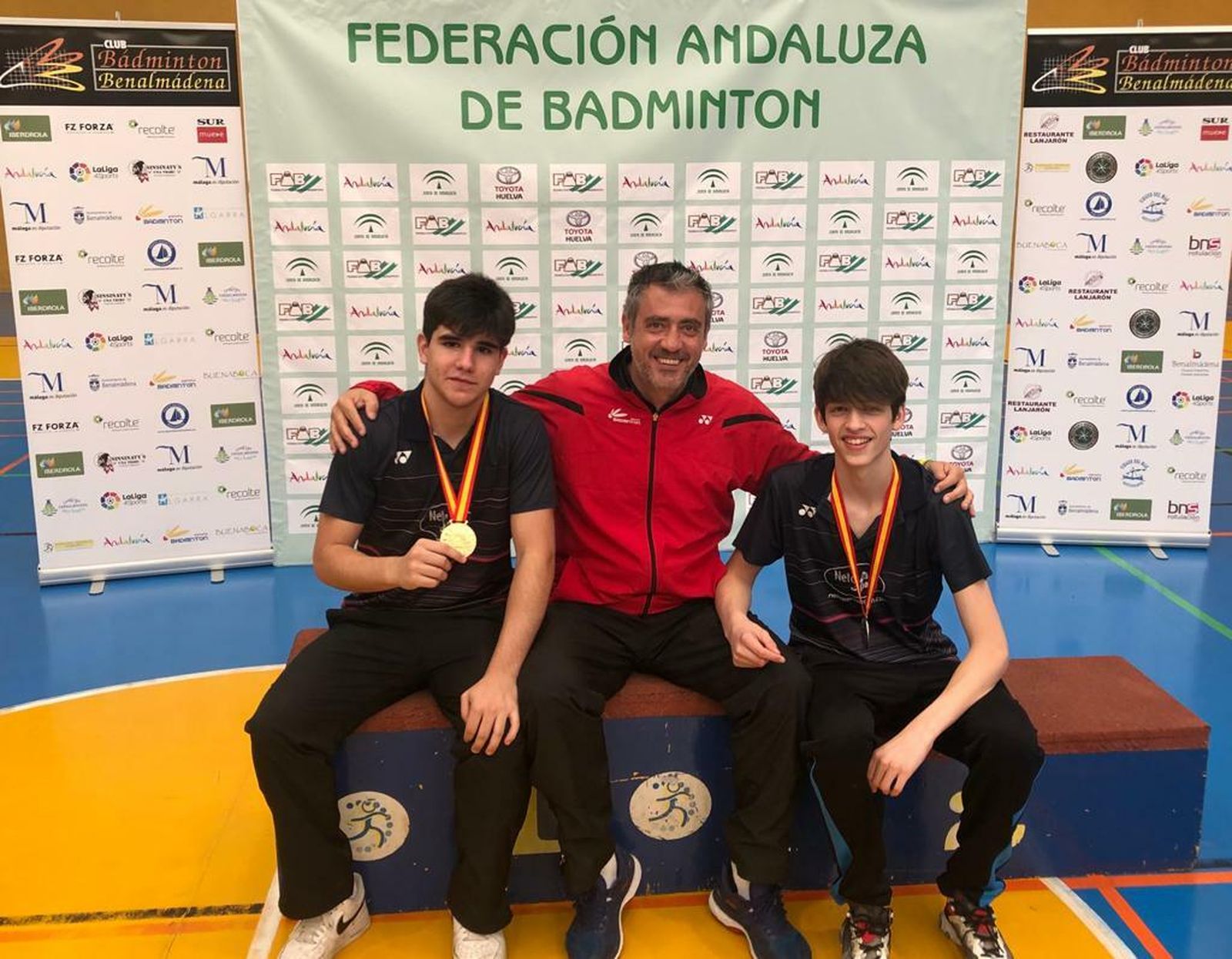 Rubén García y Daniel Franco posan con las medallas junto a su entrenador.
