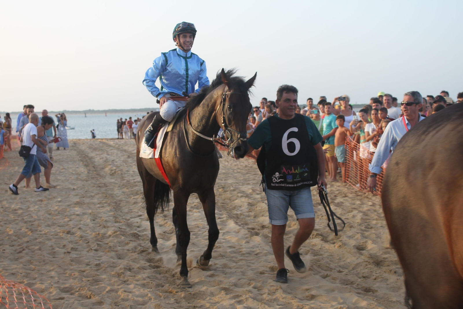 Un Jaime Gelabert sonriente se dirige hacia la zona de ganadores tras ganar el ansiado Premio Ciudad de Sanlúcar.