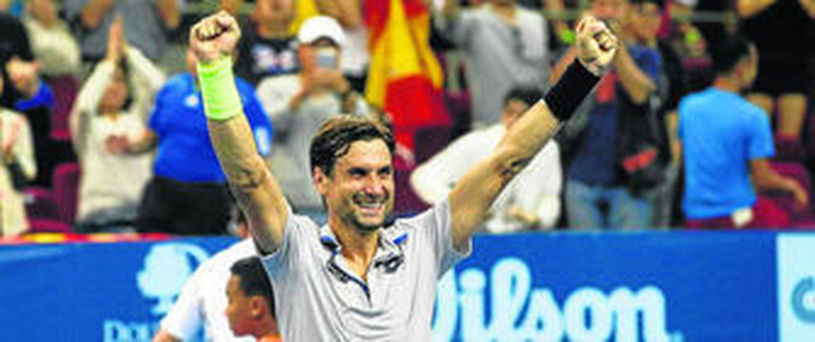 David Ferrer levanta los brazos para festejar su triunfo en el torneo de Kuala Lumpur.