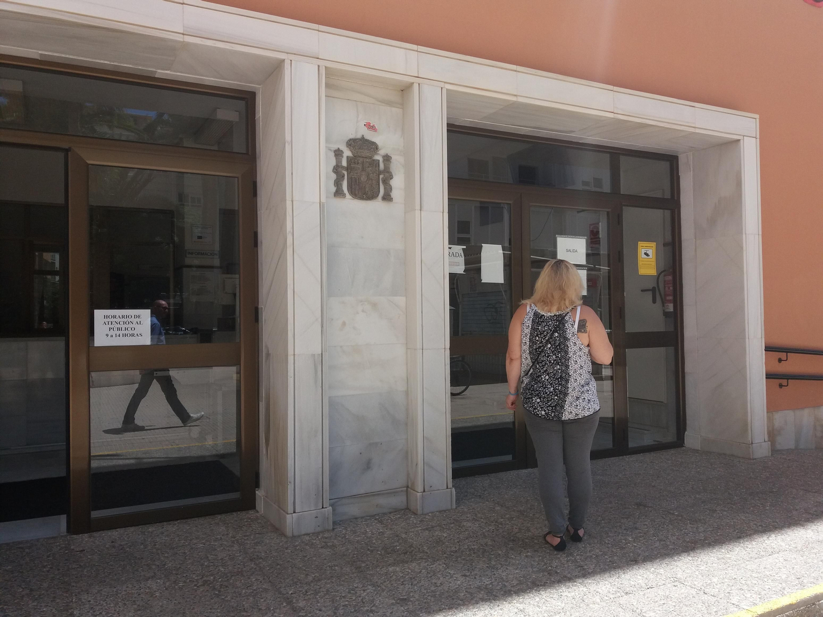 La abuela denunciante, de espaldas, en la puerta de los juzgados de San José.