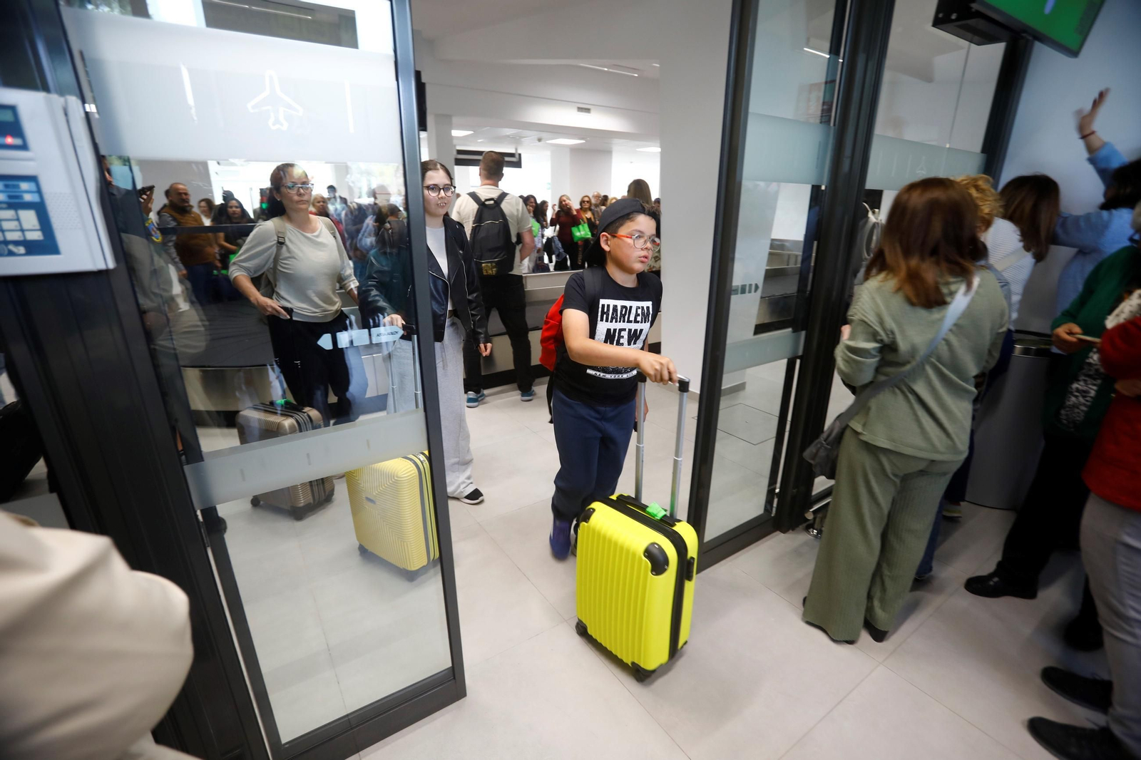 El aeropuerto de Córdoba recibe el primer vuelo de Binter desde Canarias, en imágenes