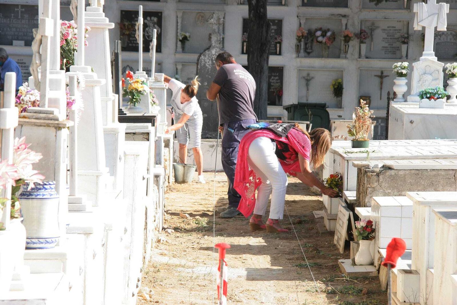 El cementerio se prepara para el Día de Todos los Santos