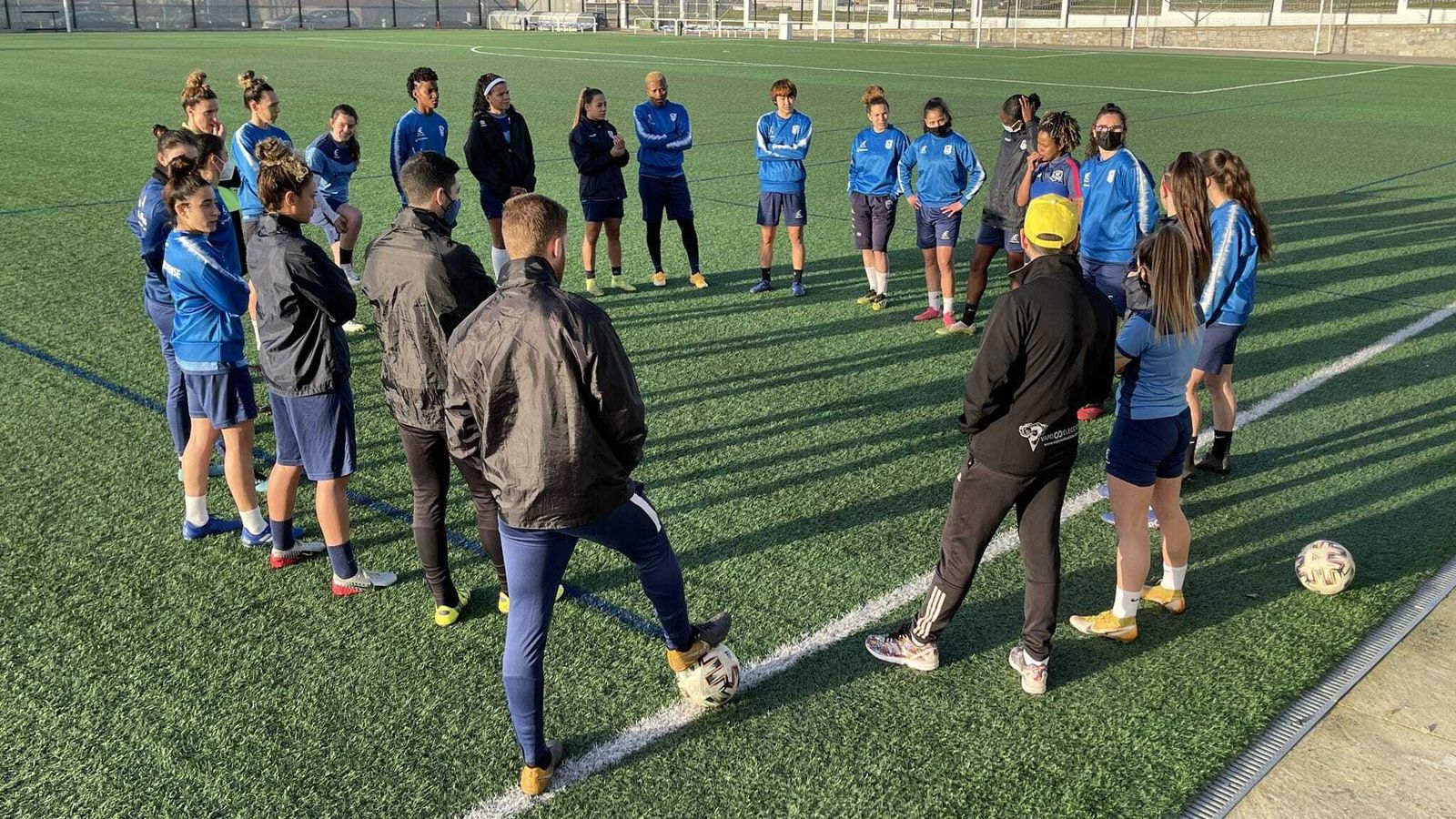 Manuel Fernández hace indicaciones a sus jugadoras durante un entrenamiento.